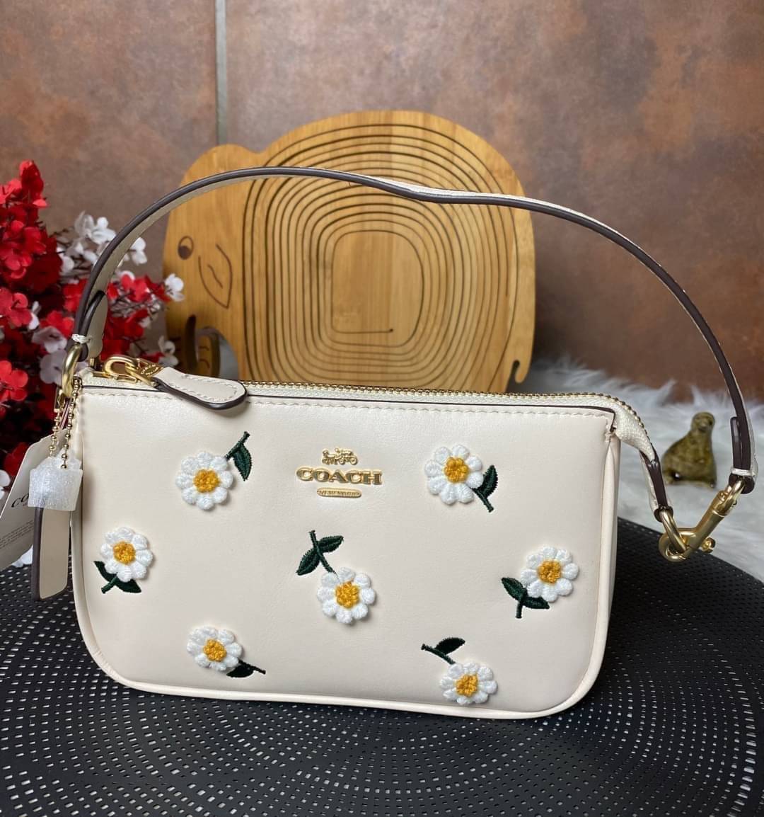 COACH NOLITA DAISY BAG (coach C3356) พร้อมส่งทันทีค่ะ! กระเป๋าหิ้ว//คล้องไหล่ หนังแท้เรียบสวย จุดเด่นด้านหน้าปักดอก Daisy แบบ3D นูนขึ้นมาสวยงามสะดุดดตามากๆค่ะ เปิดปิดกระเป๋าแบบซิป ภายในใส่มือถือได้ทุกรุ่น;กระเป๋าเงินใบกลางได้;มีช่องเสียบบัตร2ช่อง;และช่องใ