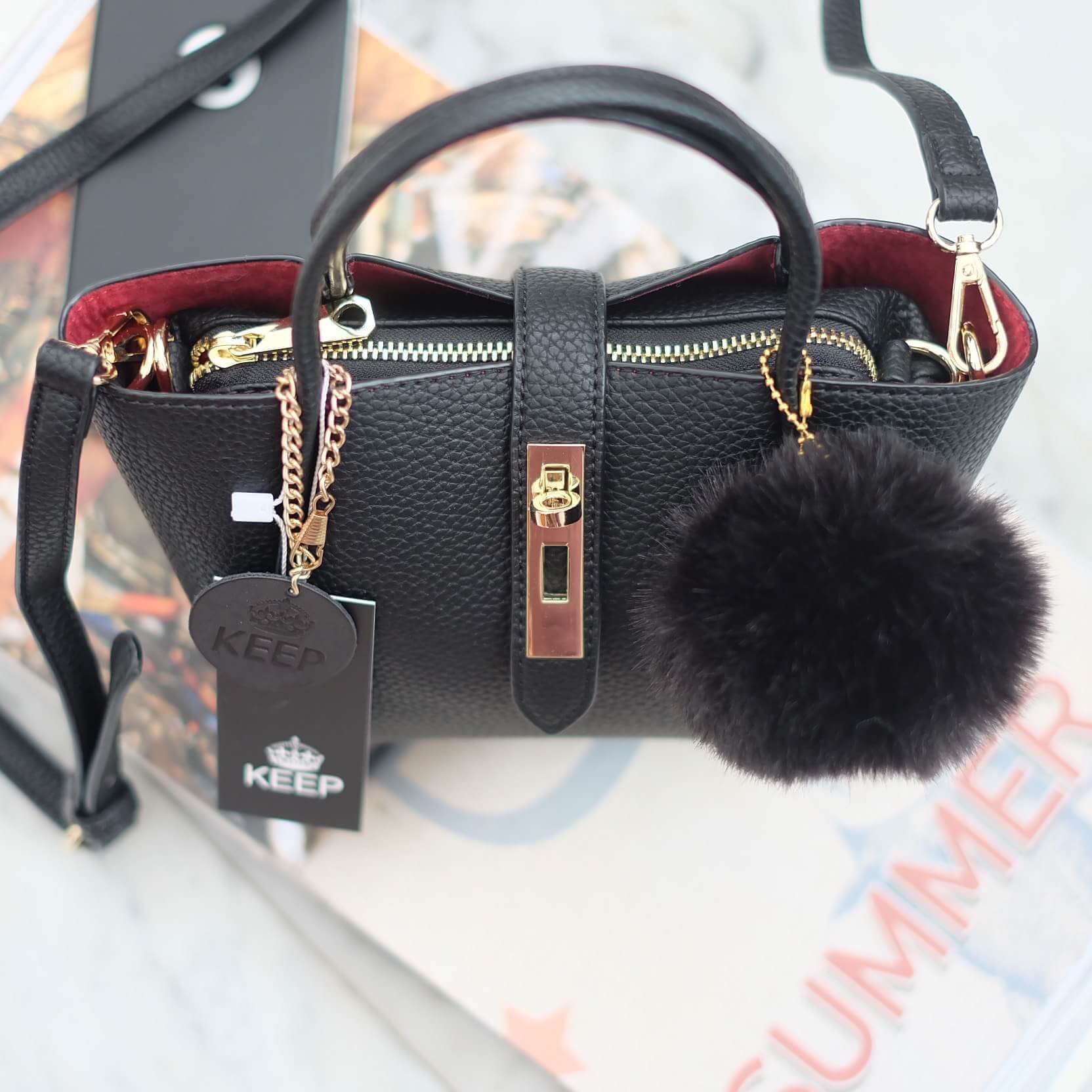รุ่นมาใหม่ everyday keep handbag 👑สวย หรู เวอร์วัง อีกแล้วค่า 👍 กระเป๋า ถือ//สะพายข้าง หนังสวยๆ มาพร้อมพวงกุญแจ ปอมปอม ฟรุ้งฟริ้ง น่ารักมาก เข้ากับกระเป๋าคะ ตัวกระเป๋าเป็นหนังวัวสังเคราะห์ อย่างดี เนื้อนิ่มหนา อยู่ทรง มีกระเป๋าเล็กๆด้านในแ