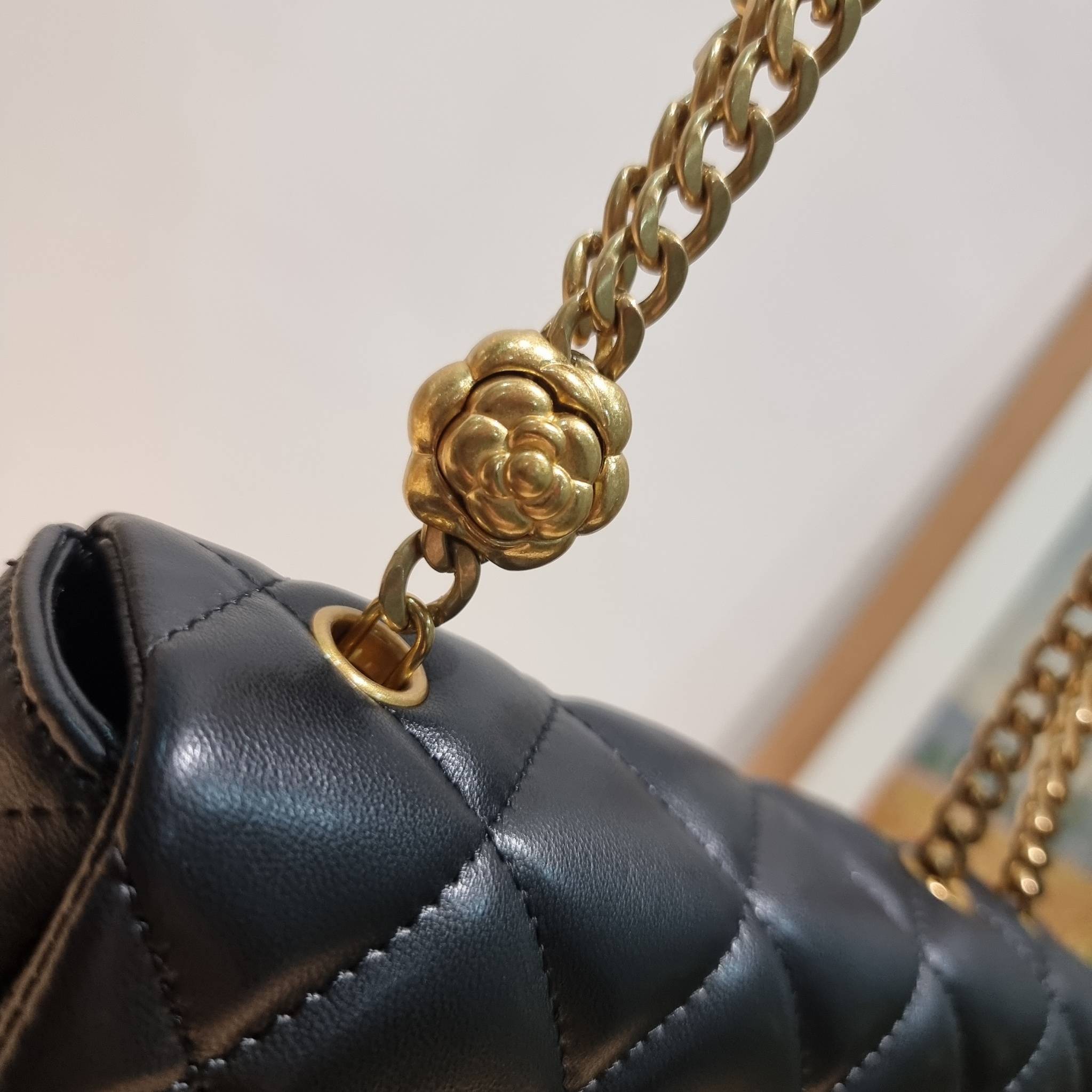 Chanel camellia vintage half moon bag ดีไซน์ใหม่ 2023 สุดหรู กับกระเป๋าสะพายไอเท็มคลาสสิค เลิศที่ตัวอะไหล่ใช้รูปดอกคามิเลียเอกลักษณ์มาเป็นตัวชูความแพง สำหรับกดปรับสายสะพายได้แบบชิคๆ