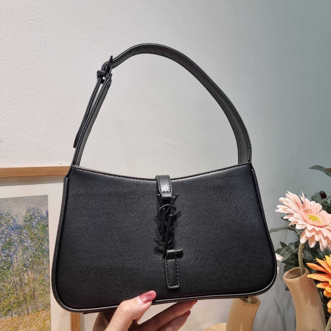 YSL le 5 À 7 in shiny leather bag กระเป๋าสะพายไหล่ตัวแม่ คลาสสิค ดีเทลหรู สวยครบทุกมุม ตอบโจทย์สาวๆทุกไลฟ์สไตล์