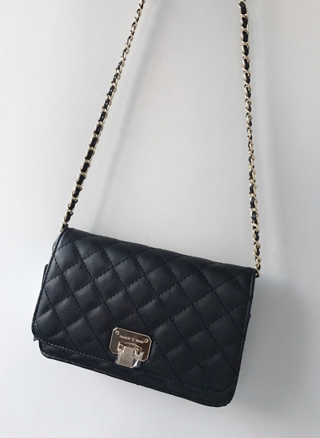 Charles & Keith Quilted Clutch (Black) กระเป๋าสะพายข้างใบเล็กกะทัดรัด วัสดุหนัง ดีไซน์ลายตาราง ปรับถือเป็น cluth ได้ มาพร้อมสายโซ่สลับหนังสวยหรู สไตล์ chanel เปิดปิดด้วยตัวล็อค ฝาเปิดด้านในมีช่องซิป เล็ก 1 ช่อง ใบนี้ mix&match ได้ทุกสไตล์การแต่งตัวค่ะ