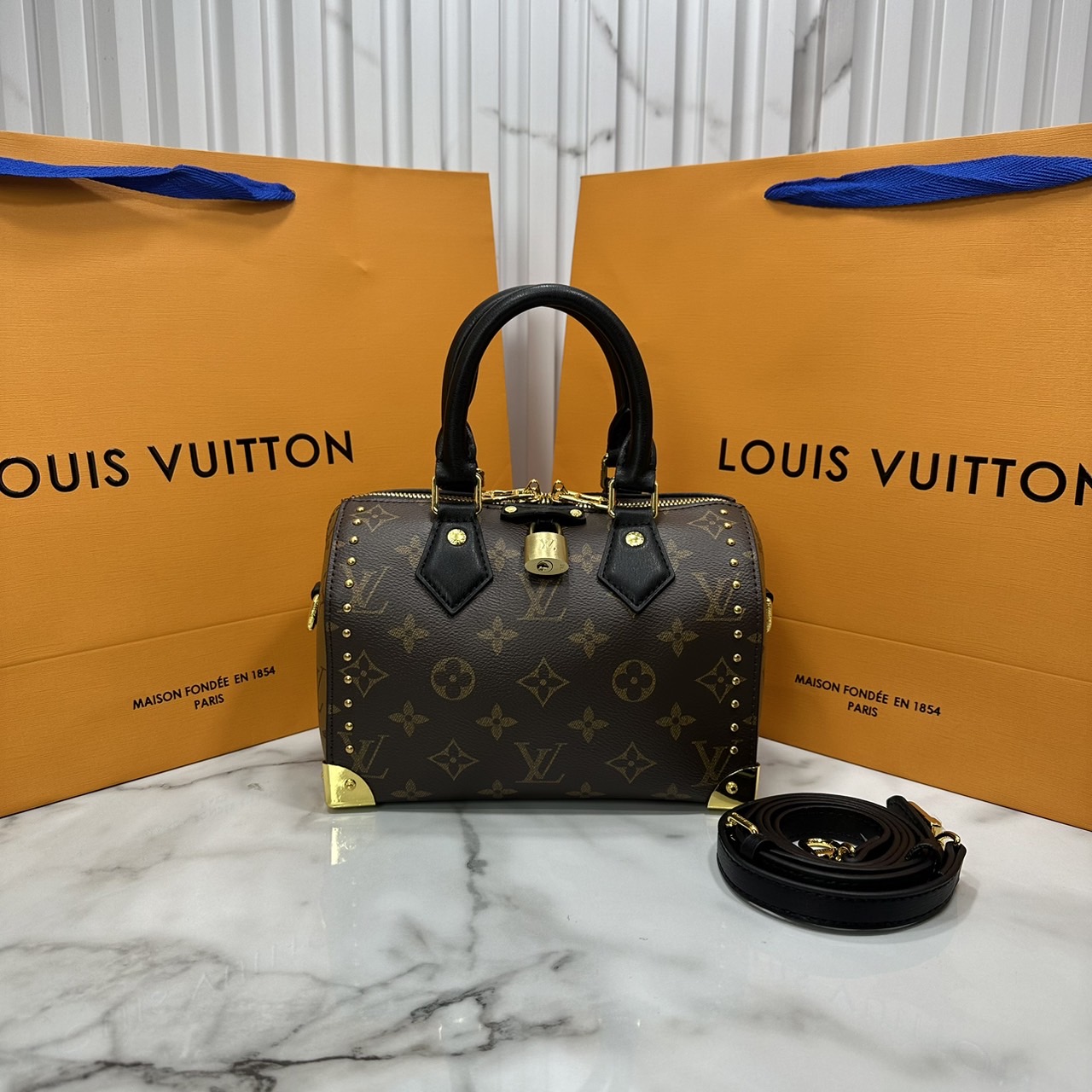 LV Petite Malle Souple Bag / LV Speedy Monogram Bag กระเป๋าสะพายทรงสปีดี้คลาสสิค สวยหรูจากดีเทลเก็บมุมด้วยหมุด เกรดออริ เทียบแท้ 1:1 ใช้งานต่างประเทศได้