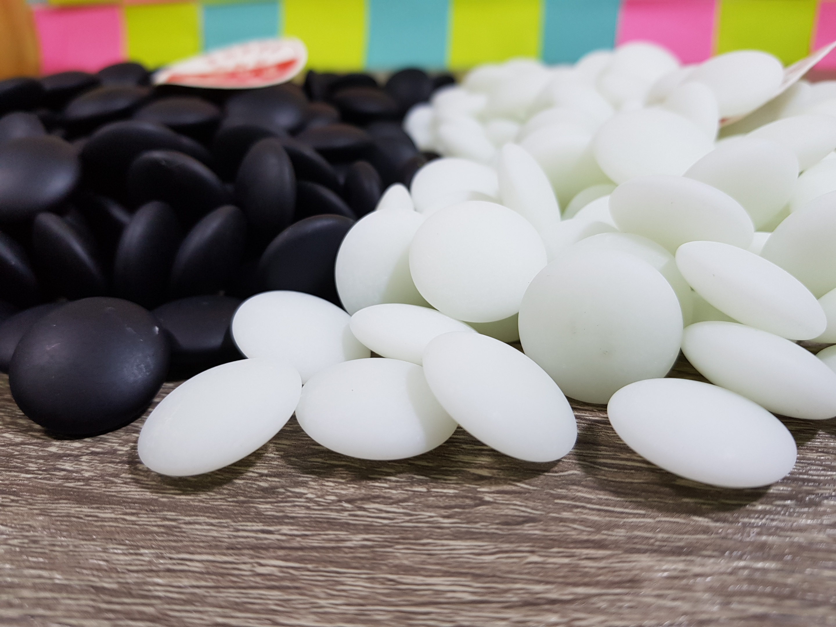 เม็ดหมากล้อมหินแบบนูนสองด้านอย่างดีพร้อมโถไม้ Toreya