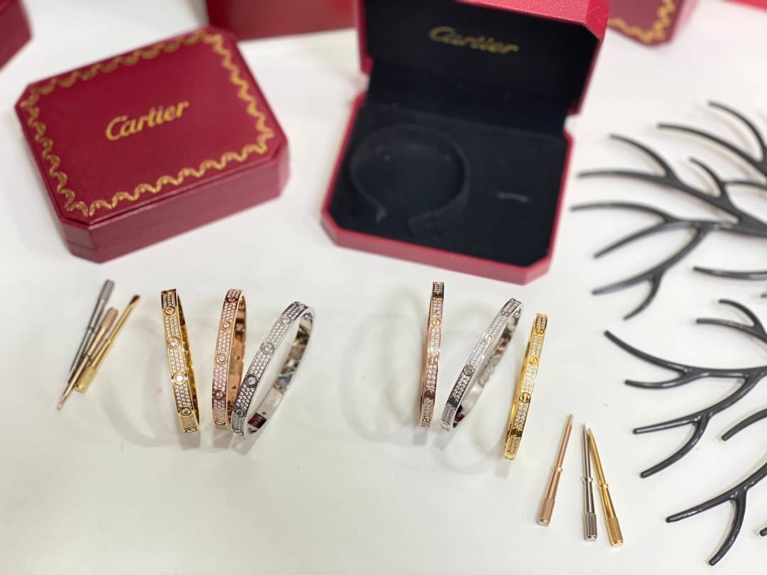 Cartier Love Bracelet มีเพชร กำไลข้อมือคาเทียร์ ภาพถ่ายจากงานจริง เกรดออริจินิล วัสดุคุณภาพดี ไม่ลอกไม่ดำ งานปั้มครบตามรูปเลยค่ะ
