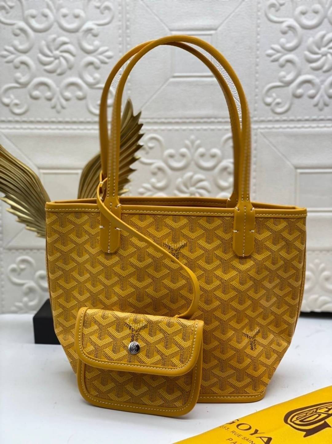 9 สี GOYARD ANJOU TOTE MINI / Goyard Mini Tote เกรดออริจินอลสลับแท้ ใช้งานต่างประเทศได้ ฮอตไอเท็ม กับกระเป๋าสะพายทรงโท้ท ไซส์มินิ กะทัดรัด มาครบสีขายดี เลิศทุกสี รูปทรงคลาสสิค ดีไซน์เป็นเอกลักษณ์ ใช้งานได้หลากหลาย