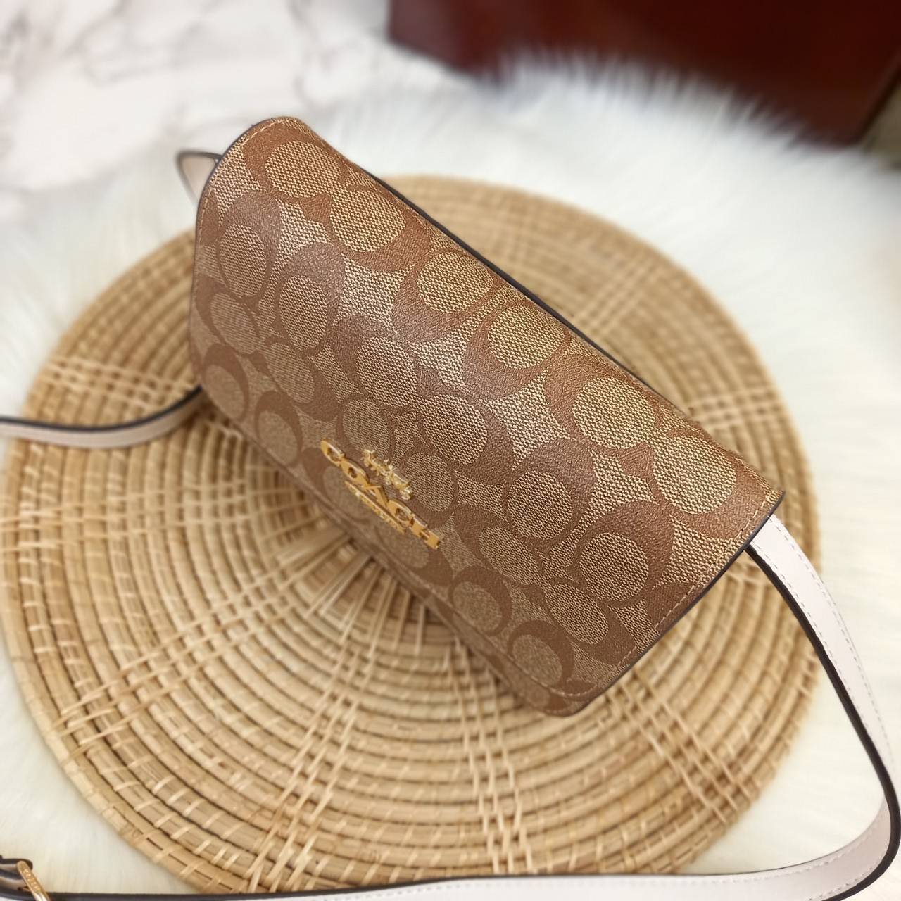 COACH MINI BRYNN CROSSBODY IN SIGNATURE CANVAS (COACH C5592)🍁สวยหรูหรา น่ารัก ด้วยลุคคุณหนู เกินเบอร์มาก!!//กระเป๋าถือ กระเป๋าสะพาย ลุคเก๋ ไซร์มินิ จะถือเป็นครัชแบบเลิศๆ หรือสะพายเป็นครอสบอดี้สุดชิลๆก็รอด// วัสดุหนังแคนวาสคุณภาพ ตกแต่งดีเทลหรูด้วย