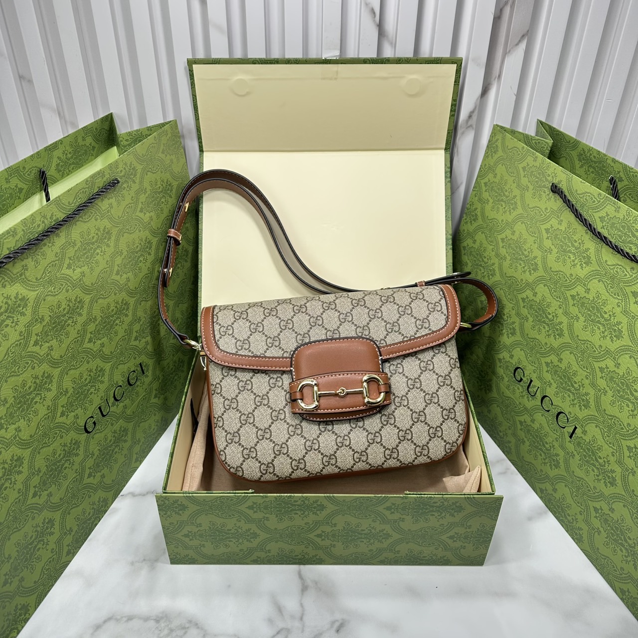 Gucci Horsebit 1955 Soft small shoulder bag ปรับโฉมใหม่เรียบสวยหรู กระเป๋าสะพายไหล่/สะพายข้างทรงคลาสสิค สวยผู้ดี ดารา เซเลปใช้กันเพียบ สวยอยู่ทรง