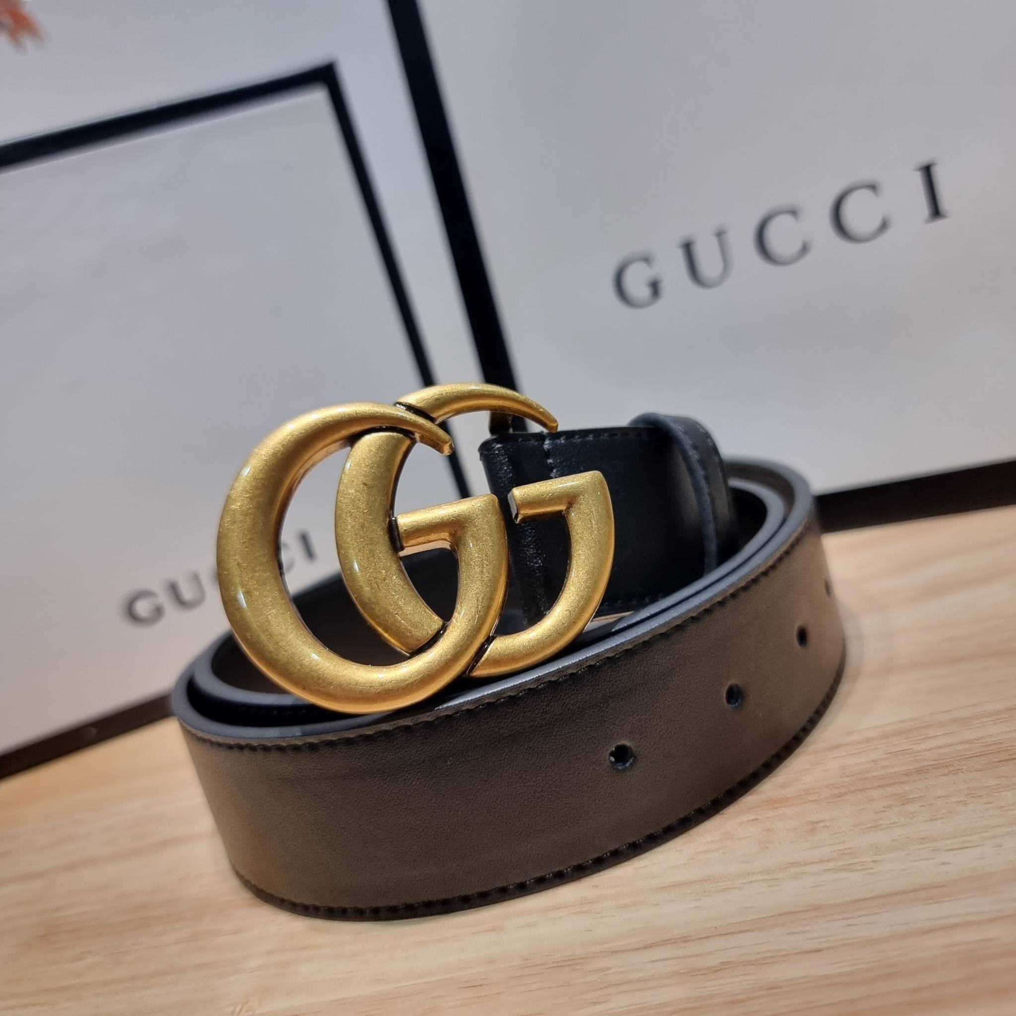 GUCCI BELT / GG belt 3.5cm เข็มขัดสีดำสุดคลาสสิค รุ่นโลโก้ ใหญ่ เรียบง่าย ผู้ดี เป็นซิกเนเจอร์ ด้วยดีไซน์ double buckle อะไหล่สีทองวินเทจ ทำให้ใช้งานเป็น everyday use ได้เลย วัสดุหนังสวย พร้อมออริจินัล box ที่สุดของการคอมพลีทลุทด้วยเข็มขัดเส้นนี้เส้นเดียว