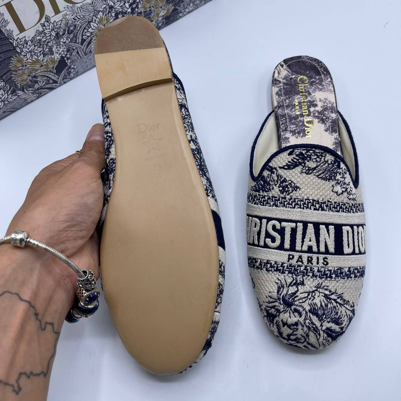 DIOR GRANVILLE ESPADRILLE SS21 Oblique Embroidered Cotton รองเท้าที่เป็นเอกลักษณ์ ที่สุดแห่งความหรูหราที่ใช้งานได้ทุกวัน ตัดเย็บจากผ้าฝ้ายปักลาย ประดับด้วยรายละเอียดสวยงาม งานเกรดออริจินอล 1:1 เหมือนที่สุด มีเลข Code ภาพสินค้าถ่ายจากงานขายจริง ไม่โป๊ะแตกแ