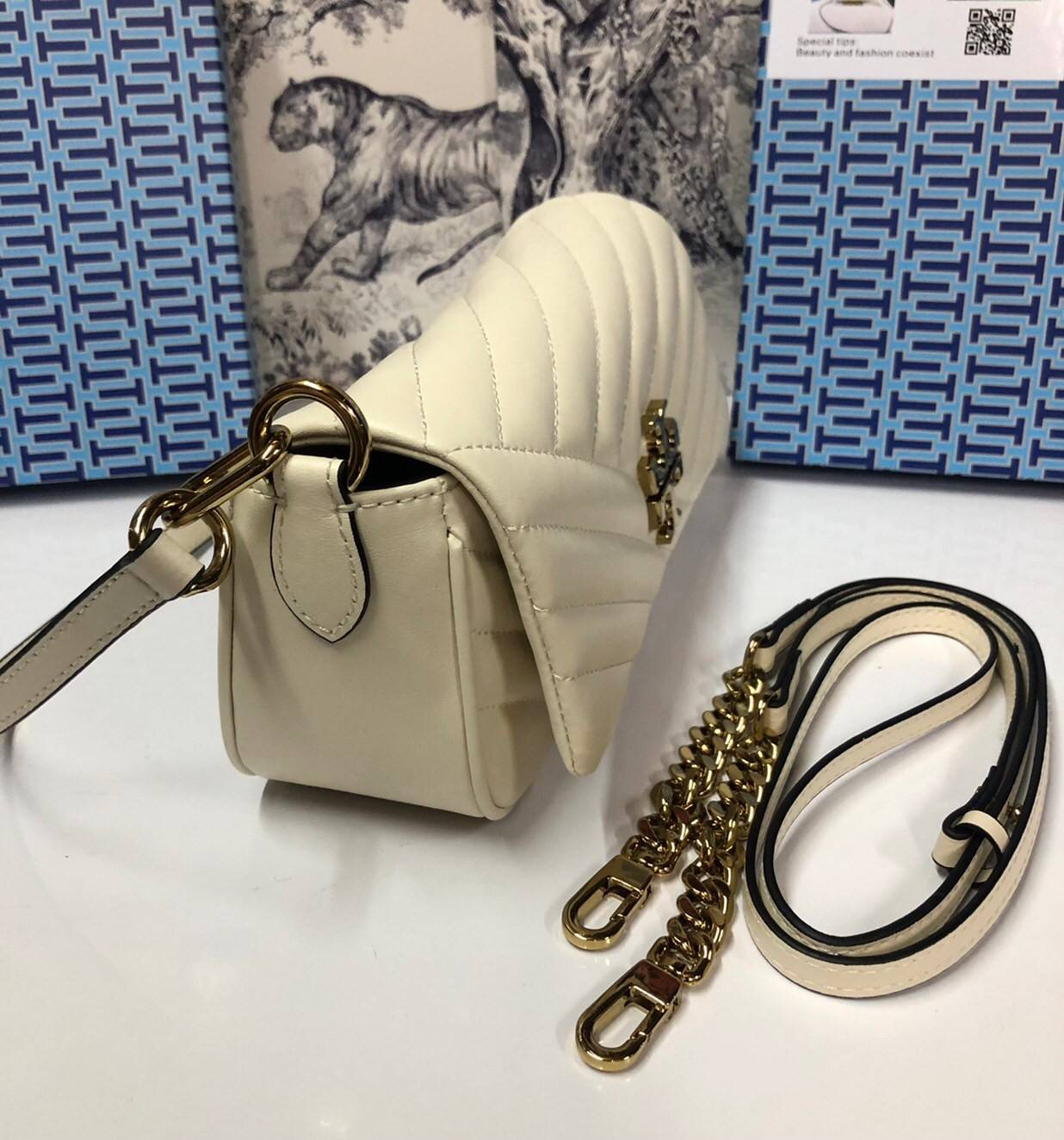 TORY BURCH KIRA CHEVRON SMALL FLAP SHOULDER BAG รุ่นใหม่ พร้อมสีใหม่ มาให้จับจองแบบไม่ต้องรอพรีฯ กระเป๋าสะพาย ขนาดกะทัดรัด ไซส์สะพายคล่องตัว หรือจะคล้องไหล่ หรูๆ ลูกคุณหนูไปอีก สีผู้ดีมากๆ ดีไซน์รูปทรงคลาสสิคเฉพาะตัว วัสดุหนังแกะ สัมผัสนิ่ม เปิด-ปิดด้วยกร