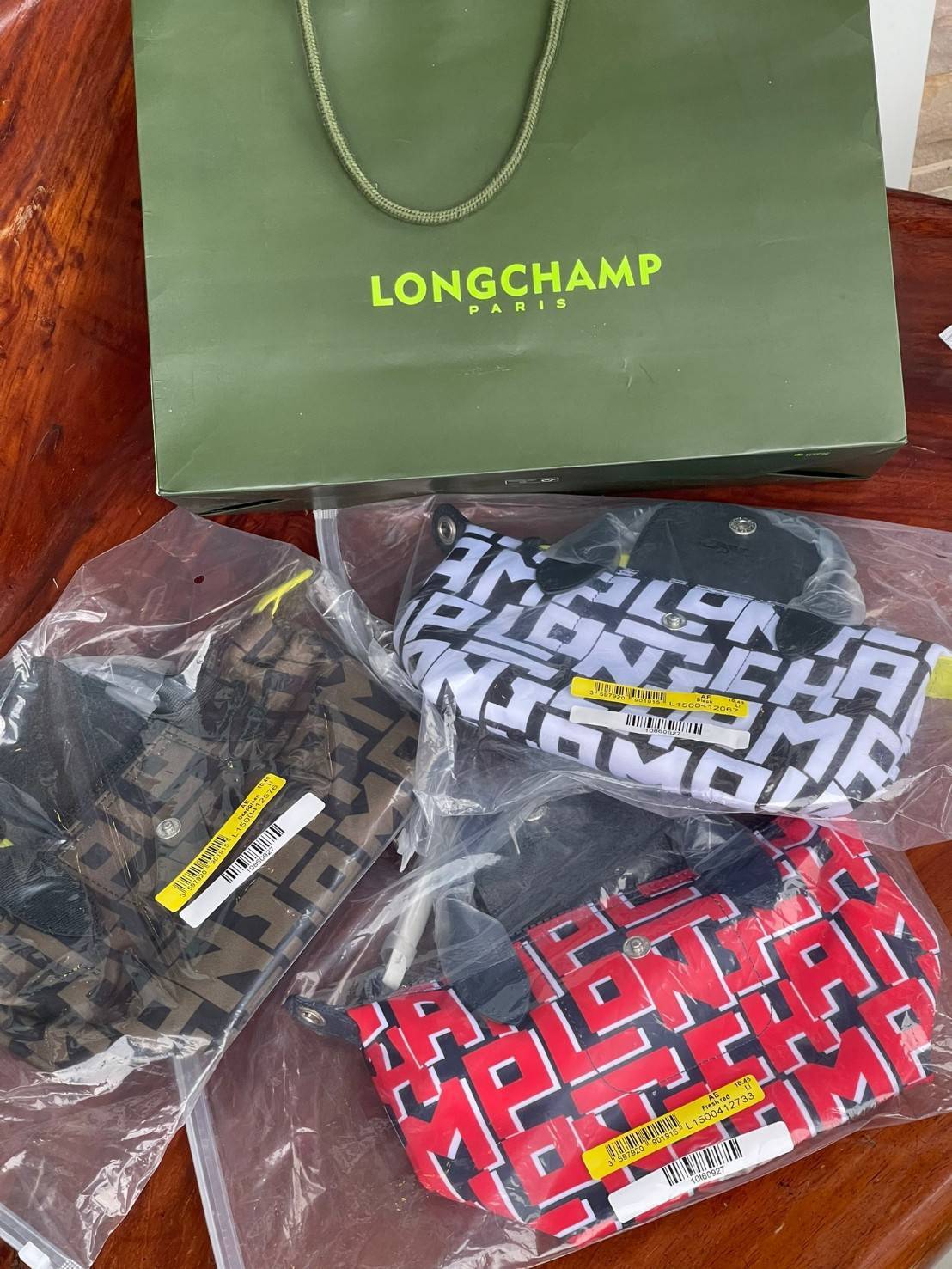 LONGCHAMP LE PLIAGE COLLECTION TOP HANDLE BAG XS พบกับคอลเลคชั่นใหม่ล่าสุด มีดีไซน์ที่เรียบหรูและคลาสสิก แฝงด้วยลูกเล่นแบบเฟมินีน แถมยังมีน้ำหนักเบาอย่างไม่น่าเชื่อ มาพร้อมกับหูจับกระเป๋าคู่และฝาปิดแบบกระดุม กระเป๋าถือใบนี้สามารถใช้ถือแบบทั่วไป มีสายสะพาย