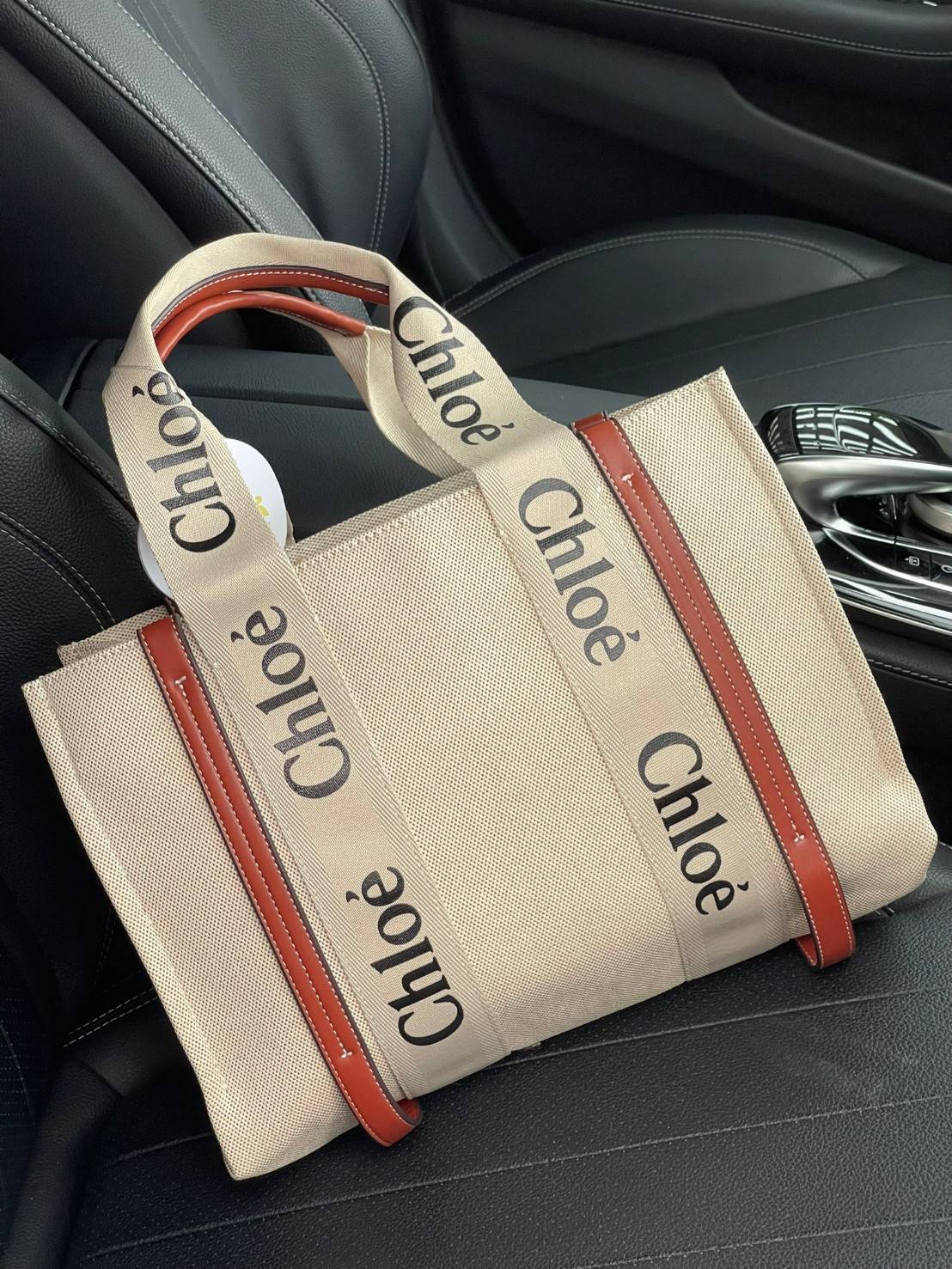CHLOÉ Woody large leather-trimmed cotton-canvas tote กระเป๋าแบรนด์ดังจากสัญชาติฝรั่งเศส เป็นที่ชื่นชอบของเซเลบริตี โคลเอ้รุ่นนี้เป็นสไตล์วินเทจ เรียบหรูและดูดี ออกแบบมาเพื่อการใช้งานที่ง่ายแสนง่าย และยังจุของได้ไม่น้อยเลยทีเดียว เพิ่มความมีเสน่ห์และแข็งแร