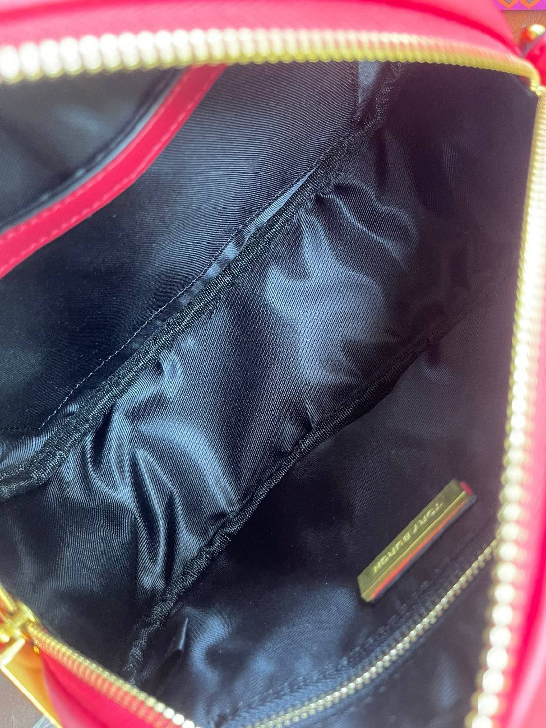 Tory Burch KIRA CHEVRON SMALL CAMERA BAG สาว ๆ ลุคคุณหนูไม่ควรพลาด Collection นี้เลยนะคะ เพราะ Kira Chevron เป็นรุ่นที่ตอบโจทย์และครองใจสาว ๆ ได้อย่างแท้จริง