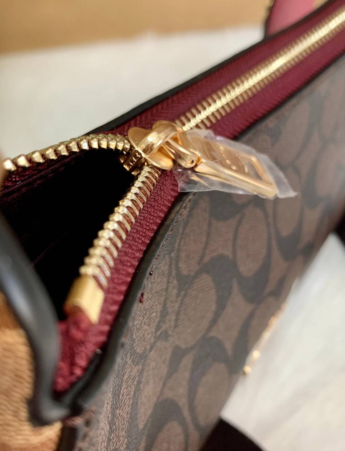 สีเข้าใหม่ สวยมากจริงค่ะ!! COACH JES BAGETTE IN BLOCKED SIGNAATURE ((C6825)) 📌พร้อมส่งที่ไทย สินค้าเข้าใหม่ลาสุดค่ะ! กระเป๋าสะพายครอสบอดี้ร์ หนังแท้ น้ำหนักเบา ทรงสวย 🔺ตัวกระเป๋าเป็นหนังลายC สลับสีได้ลงตัวสวยงาม โดดเด่น น่าใช้มากๆค่ะ!