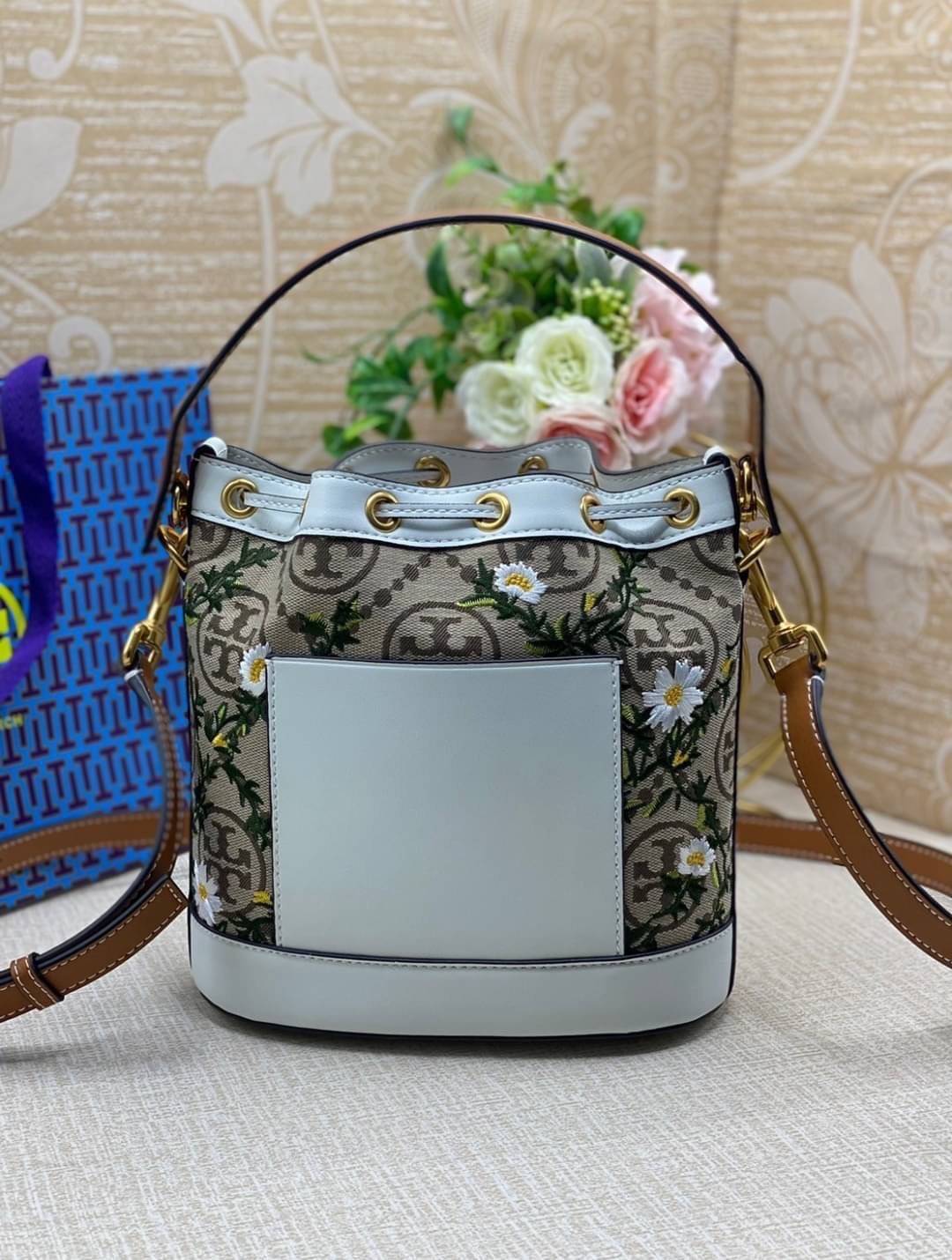 TORY BURCH T Monogram Jacquard Embroidered Bucket Bag แรร์ไอเท็มรุ่นยอดฮิต ใบใหญ่ไซส์กำลังดี!! ที่สุดของรุ่นที่ตามหา!! สวยสุดกับดีไซน์ลายปัก ที่ดูแพง!! กระเป๋าบัคเก็ตทรงสวย