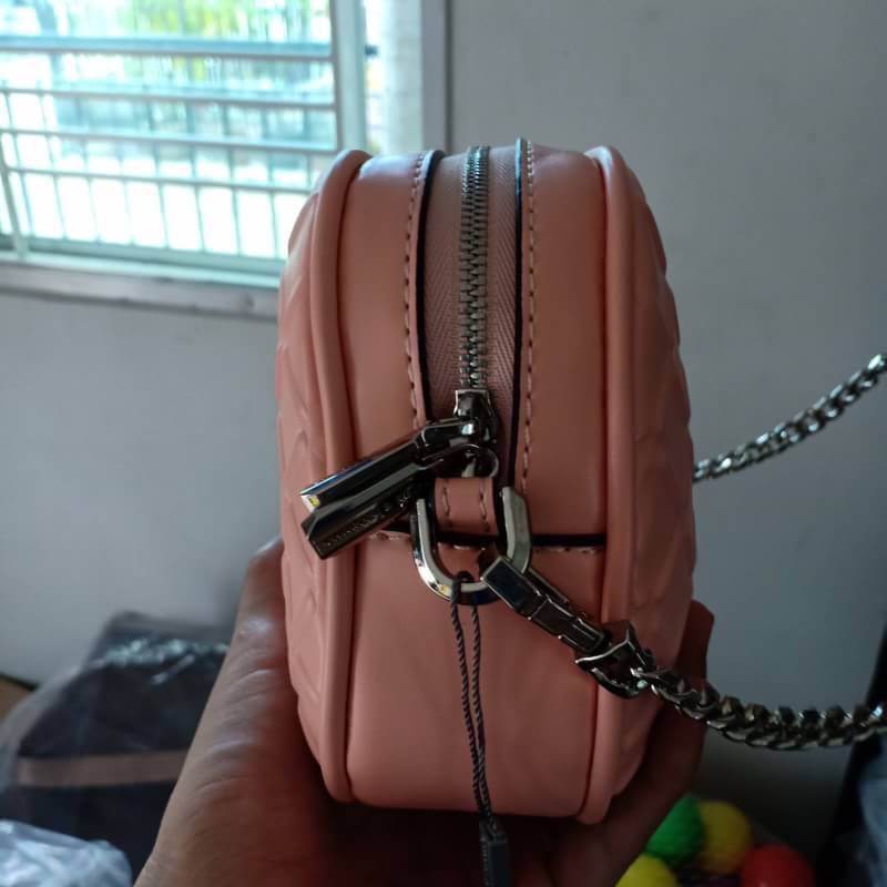 CHARLES & KEITH Crossbody Bag กระเป๋าสะพายขนาดกำลังดี พกพาง่าย ไม่ใหญ่จนเกินไป ปั้มลายนูน เปิดปิดด้วยซิป อะไหล่เงิน ภายในมีช่องซิป1ช่อง ช่องใส่บัตร3ช่อง ซับด้วยผ้า สายยาวถอดได้ ปรับได้ขนาด2ระดับ สายโซ่และหนังตรงบ่า สายยาว50cm. มาพร้อมถุงผ้ากันฝุ่นแบรนด์