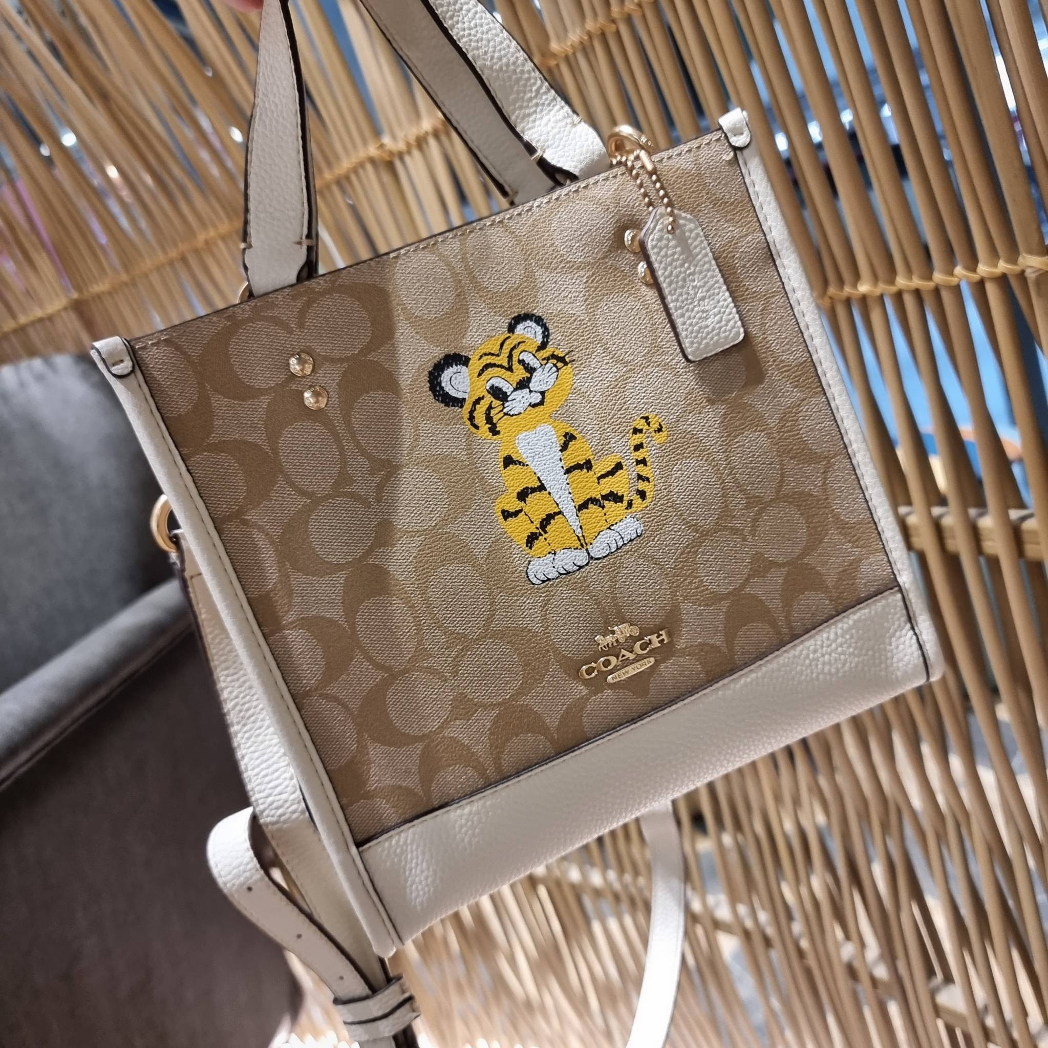 COACH C7001 DEMPSEY TOTE 22 IN SIGNATURE CANVAS WITH TIGER 🐯🐯 คอลเลคชั่นฉลองปีเสือต้องมาจ้า กับรุ่นคลาสสิค กระเป๋าทรงโท้ท ขนาดน่ารักน่าใช้มากๆ ดีไซน์น้องเสือจิ้มลิ้มดึงดูดสายตามากๆ ฟังก์ชั่นการใช้งานสะดวก มีทั้งสายคล้องในตัว และสายครอสบอดี