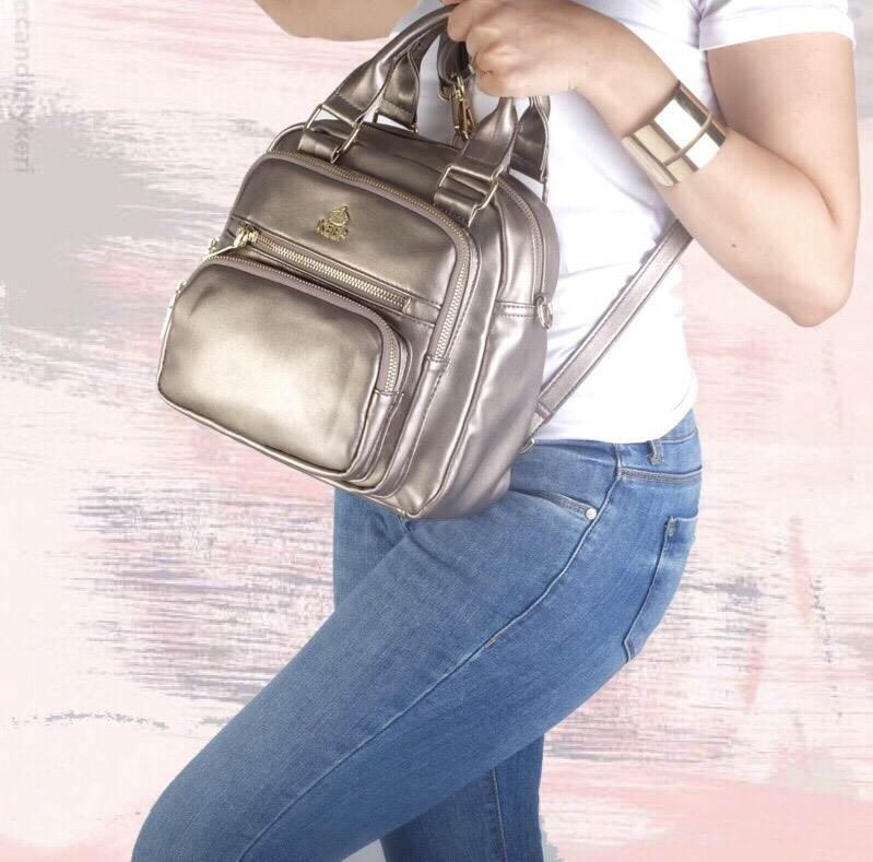 New arrival • KEEP Veeva Backpack • 🎒👟กระเป๋าเป้หนังแกะสังเคราะห์ นิ่มๆ ปรับ ถือ/สะพายได้หลากหลายการใช้งานคะ 👑กระเป๋าเป้สวยๆ 3in1 ปรับการใช้งานได้หลากหลายรูปแบบ ใบนี้ ร้านแนะนำเลยคะ ตัวกระเป๋าเป็นหนังแกะสังเคราะห์ นิ่มมาก น่ำหนักเบ