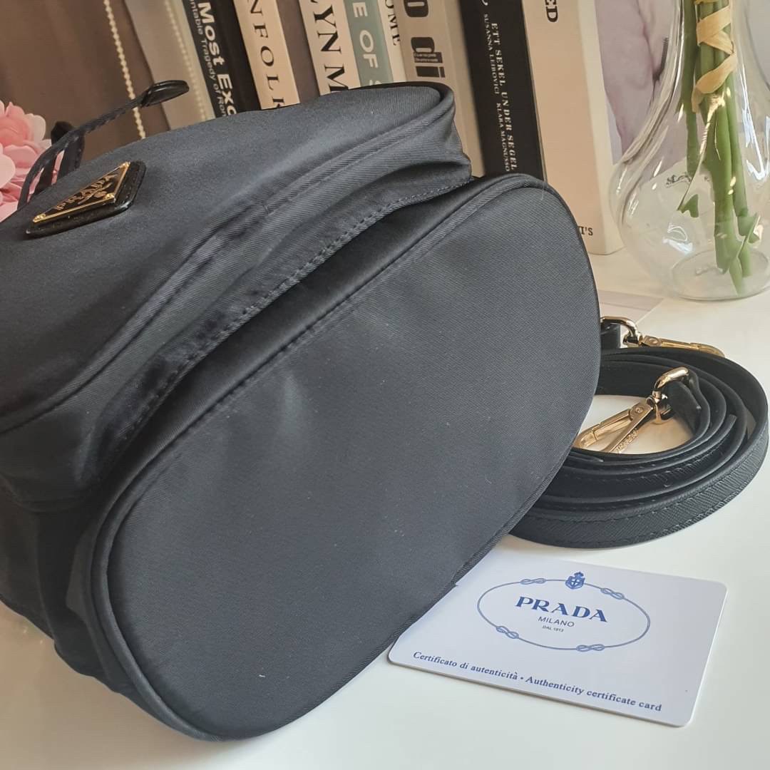 Size MINI : พร้อมส่งรุ่นขายดี!!! PRADA DRAWSTRING BAG WITH STRAP VIP GIFT WITH PURCHASE พรีเมี่ยมกิ๊ฟจากต่างประเทศรุ่น Limited วัสดุ Nylon & Polyester 100% เนื้อหนา ด้านหน้าประดับโลโก้ เปิดปิดแบบ Drawstring มาพร้อมสายสะพายให้ถึง2แบบทั้งสายสั้นและสายยาวปรั