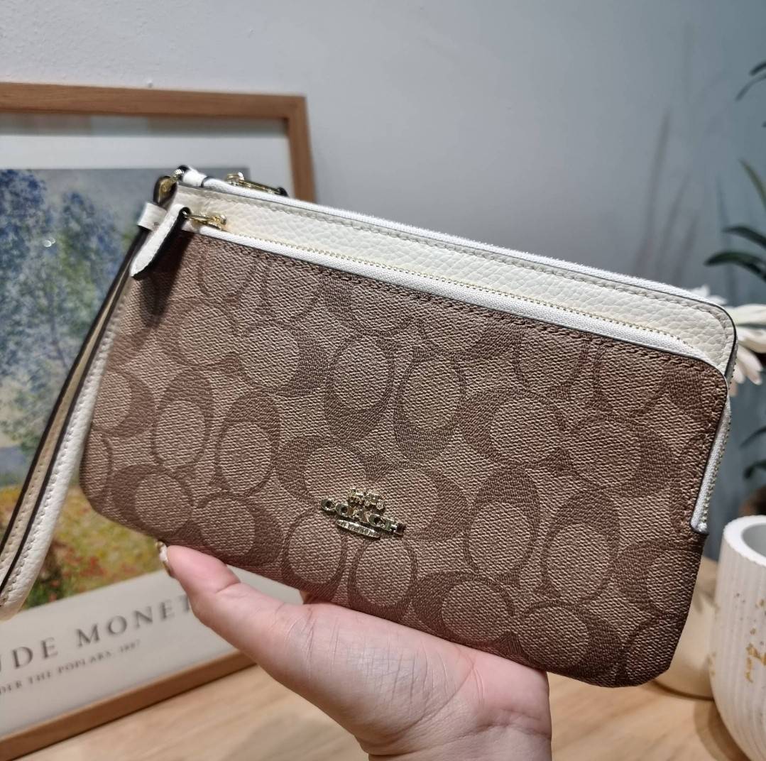 COACH DOUBLE ZIP WALLET IN SIGNATURE CANVAS / C5576 / C5610 / C7313 พร้อมส่ง 8 สี ใหม่ล่าสุด คอล 2023 กระเป๋าคล้องมือใบใหญ่ ดีไซน์ใหม่เล่นระดับ เพิ่มลูกเล่นและดีเทลให้ดูน่าใช้ยิ่งขึ้น