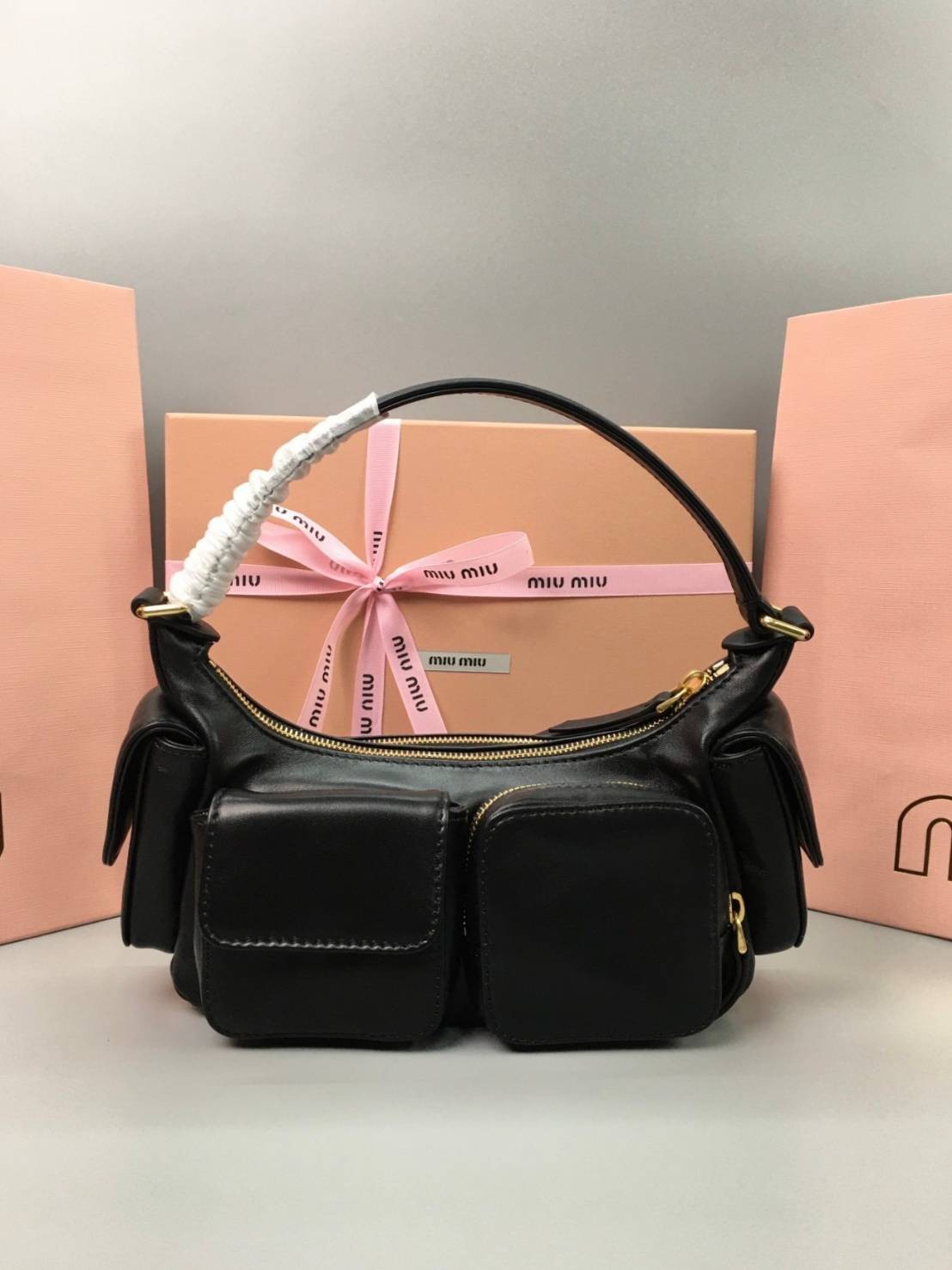 MIU MIU Nappa leather Pocket bag กระเป๋าถือสะพาย เกรดออริ ท็อป vip 1:1 เกรดงานปราณีตละเอียด หนังสวย เกรดดีสุด ใช้งานต่างประเทศได้