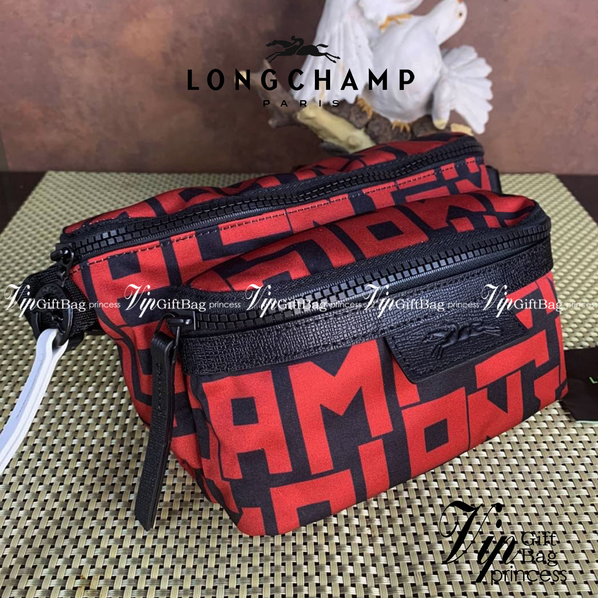 LONGCHAMP LE PLIAGE LGP BELT BAG M เท่ห์อย่างมีสไตล์กระเป๋าทรงคาดอกและคาดเอวดีไซน์แนวสปอร์ต เพิ่มความโดดเด่นทันสมัยด้วยลายซิกเนเจอร์ มีช่องซิปที่ใช้งานง่ายช่วยให้คุณหยิบใช้สิ่งของจำเป็นได้อย่างสะดวกและง่ายดาย และผสานสายรัดแบบปรับได้เข้ากับหัวเข็มขัดตัวล็อ