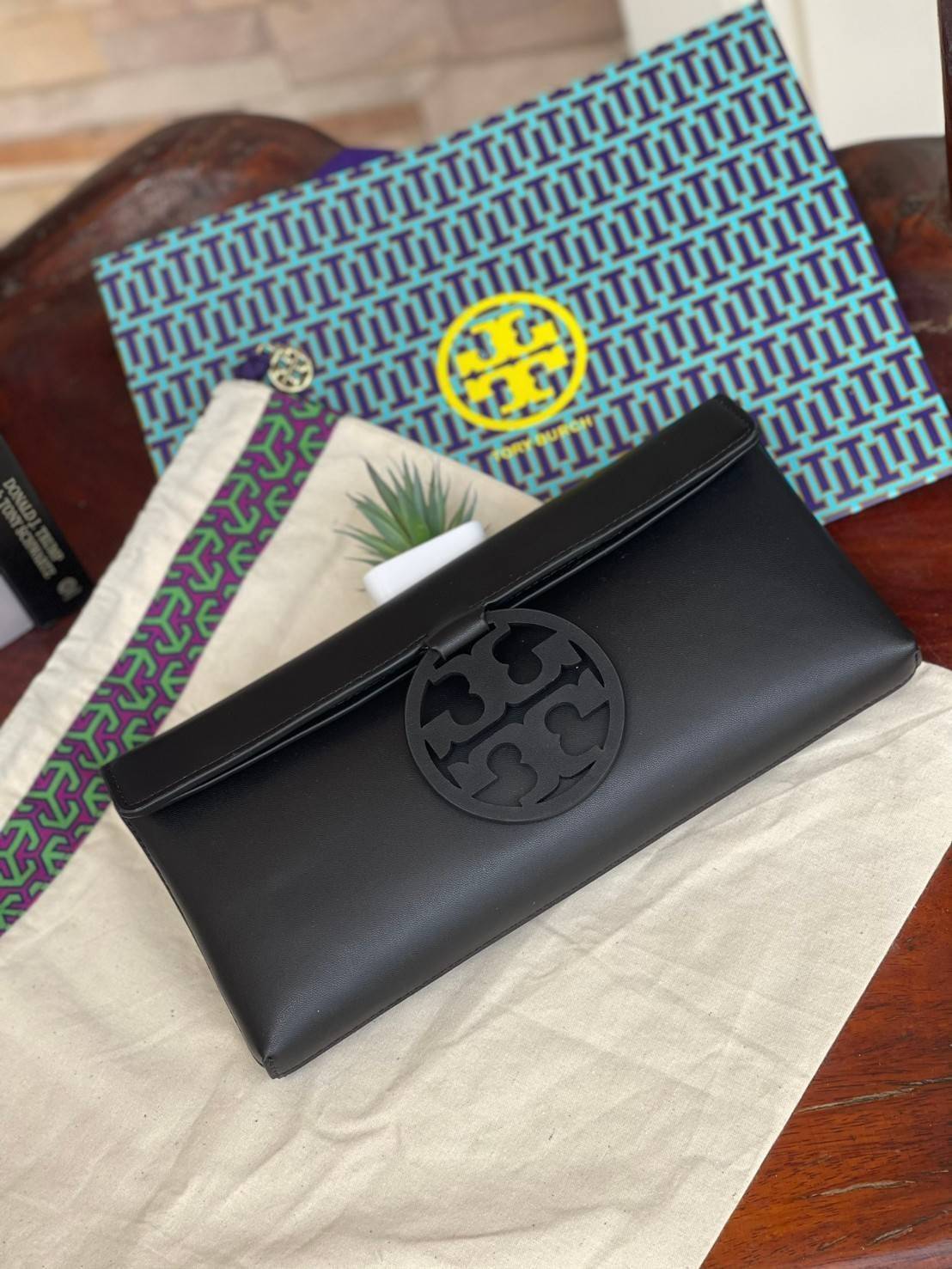 Tory burch Miller Metal clutch กระเป๋าคลัทช์ดีไซน์เรียบหรูออกแบบมาได้อย่างลงตัว ด้วยรูปทรงที่สวยงามและทันสมัย จากแบรนด์ Tory Burch ขนาดกำลังดี สามารถใส่กระเป๋าสตางค์หรือเครื่องสำอางค์ได้ตามขนาดกระเป๋า ในเรื่องของดีไซน์และLogo DoubleT เฉดเดียวกับสีของกระเป