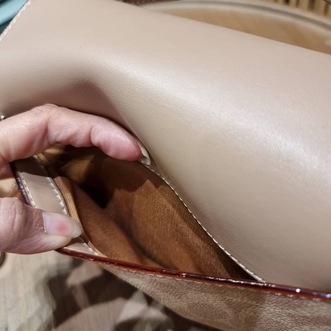 COACH 89089 CASSIE CROSSBODY 19 IN SIGNATURE CANVAS คัมแบ็คแล้วจ้า!! เรียบหรู ดูดี ต้องไอเท็มนี้เลย!! กระเป๋าสะพายข้าง สุดพิเศษ!! มีสายมาให้ถึง 3 แบบ!! สลับใช้แมทช์ตามสไตล์ได้เลย วัสดุหนังแคนวาสสลับหนังแท้ บอกเลยว่าสวยทุกสีนะคอลนี้ เปิด-ปิดด้วยตัวบิดล็อค 