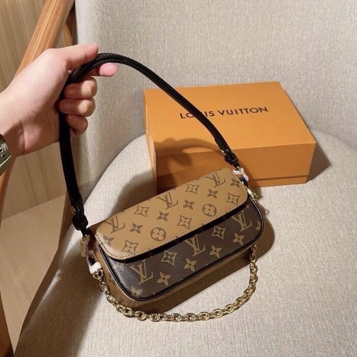LV Ivy chain wallet กระเป๋าสะพายดีไซน์กึ่งกระเป๋าสตางค์ รุ่นยอดนิยม แต่งสายโซ่สีทองสวยหรู สุดคุ้มด้วยลูกเล่นที่หลากหลาย คล้องไหล่ สะพายข้าง คล้องแขน ได้หมด