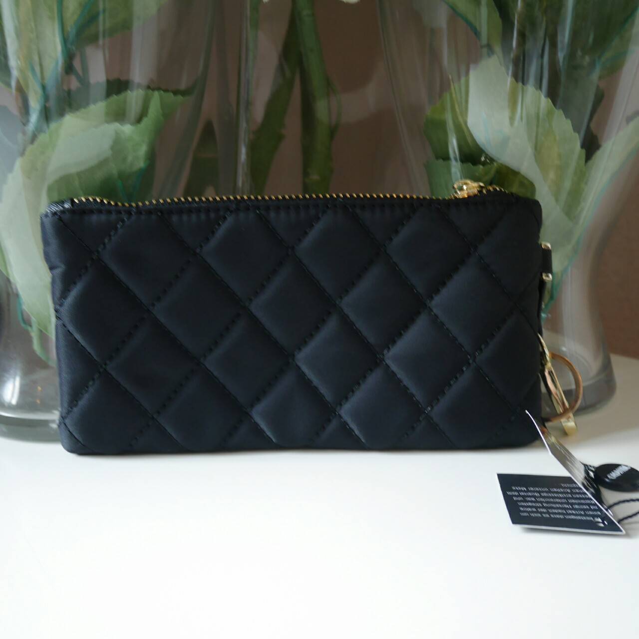 New Arrivals 2018 ♡ กับแบรนด์ดังอย่าง Chanel ตัวนี้มีมาให้สะสมจาก PERFUME COLLECTION ของสมนาคุณจากแบรนด์คะ วัสดุ NYLON แบบหนาเต็มใบ กันน้ำได้ *อะไหล่ทอง เปิดปิดด้วยซิปที่ห้อย CC สุดหรู + ลูกตุ้มกิมมิคน่ารัก ด้านในใส่เหรียญ+แบงค์ ของจุกจิกได้ ใส่ iP