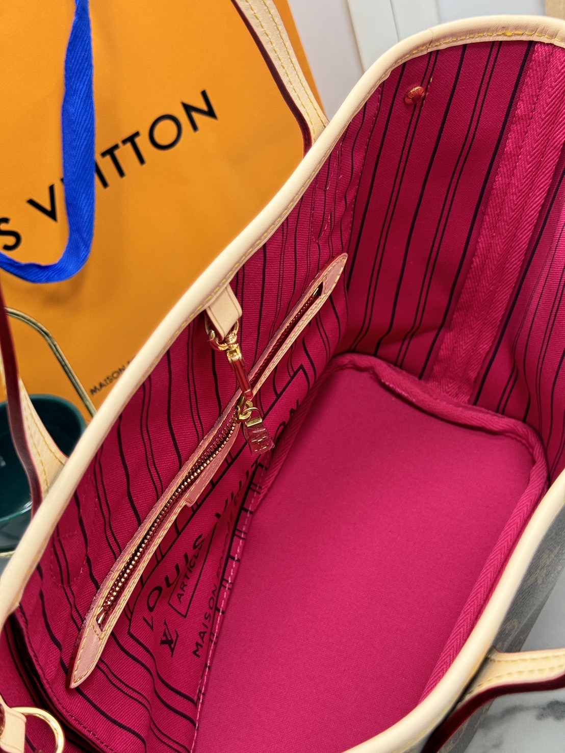 TOP ORI หนังแท้ | LV Neverfull PM bag Monogram Canvas กระเป๋าสะพายทรงโท้ท PM ดีไซน์คลาสสิกเหนือกาลเวลาเข้ากับดีเทลที่สืบทอดมายาวนาน Monogram แคนวาสแต่งขอบหนัง ดีไซน์พื้นที่ด้านในกว้างทว่าดูเพรียวบาง