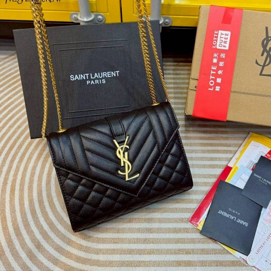YSL envelope medium in matelassé leather shoulder bag กระเป๋าสะพายไหล่สุดฮอต โทนสีดำขับผิวสวยคลาสสิคตลอดกาล ทรงสวยดีไซน์เรียบหรู ดูติดแกลมสุดๆ โดดเด่นด้วยโลโก้ด้านหน้า เพิ่มดีเทลความผู้ดี