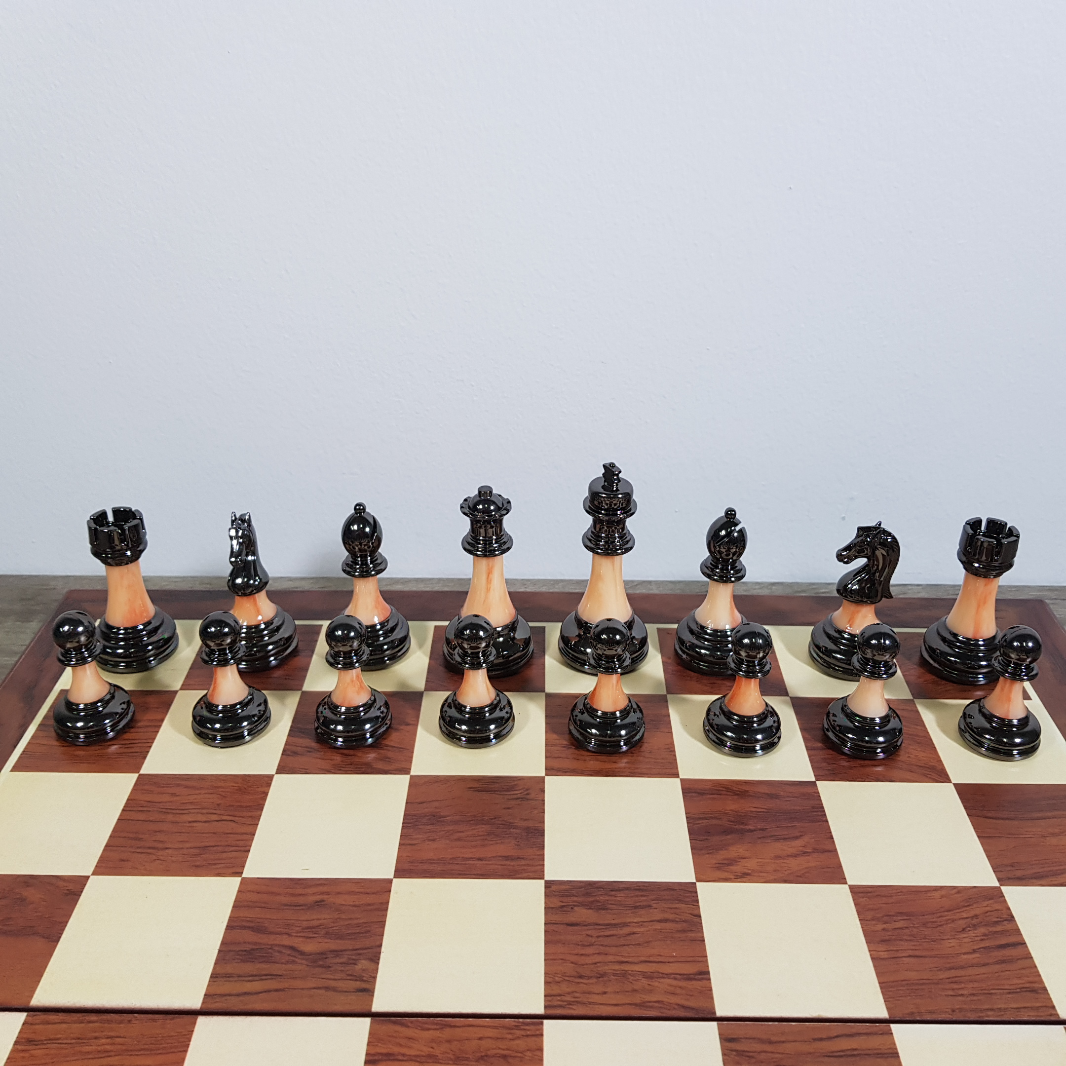 ชุดหมากรุกสากลไฮเอน(High End)ตัวอะคริลิคช่องขนาด 5x5 cm. ขนาดกระดาน45x45 cm.