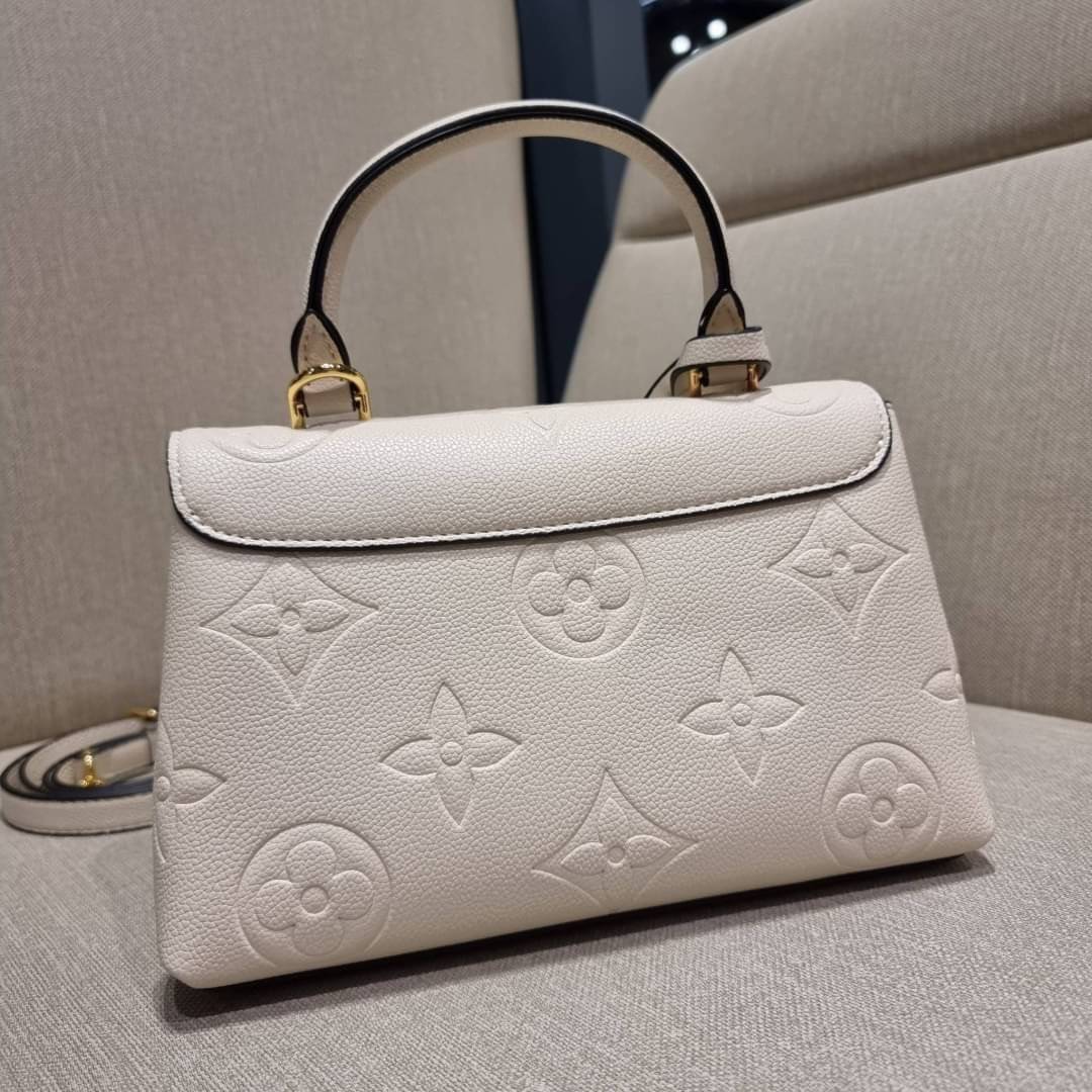 VIP 🥂 LV MADELEINE BAG ใหม่ล่าสุด อีกหนึ่งรุ่นคลาสสิคหายาก ที่สาวๆรอคอย กระเป๋าถือ/สะพายข้าง ดีไซน์เรียบง่าย แต่เต็มไปด้วยดีเทลความหรู วัสดุหนังวัวปั๊มลายเอกลักษณ์ เปิด‐ปิดด้วยอะไหล่กดล็อคสีทองหรู และมีพวงหนังห้อยพิเศษแถมมาให้ด้วย ภายในแบ่งสัดส่วน