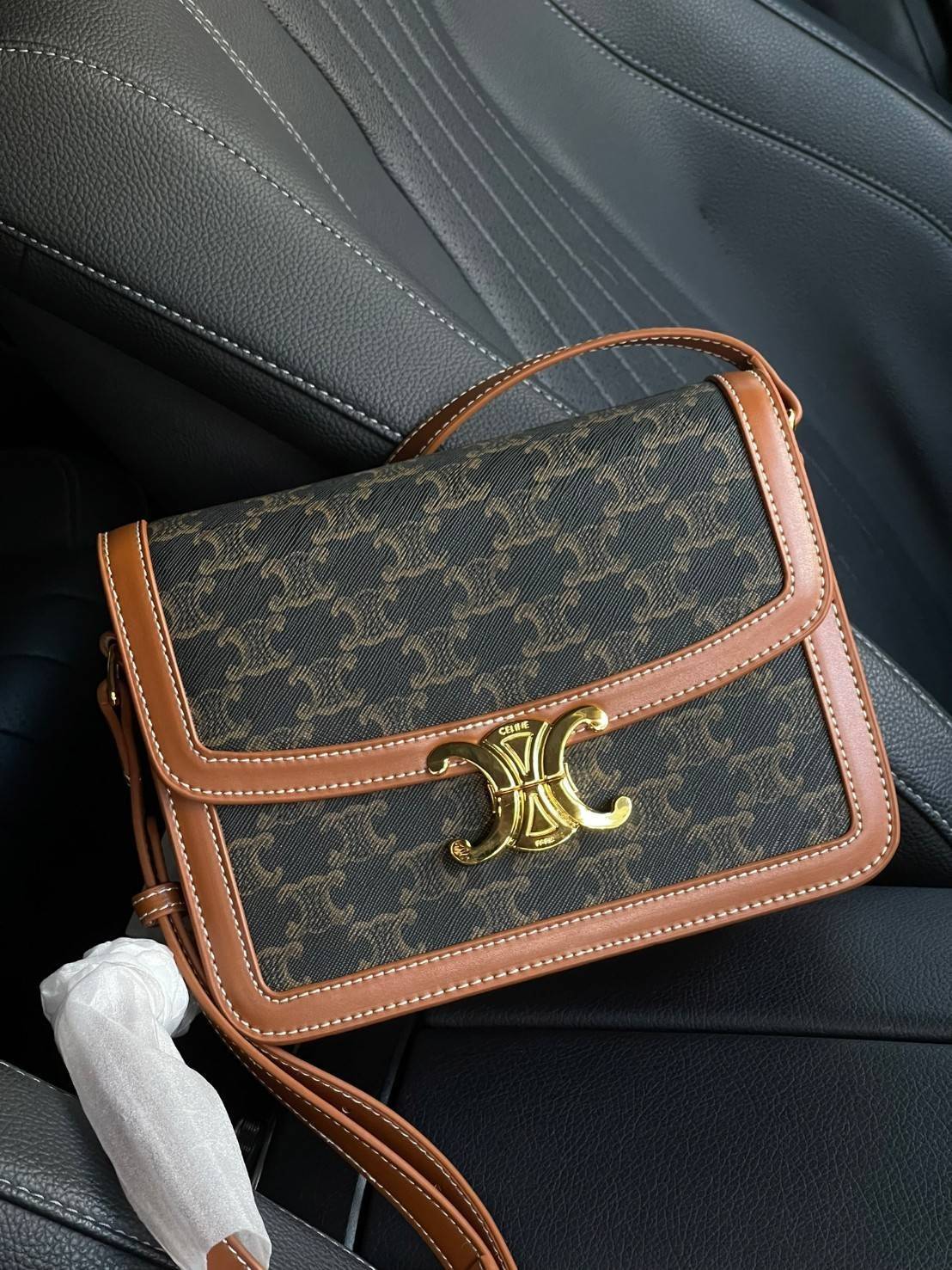 VIP 】Celine TEEN MEDIUM TRIOMPHE BAG IN TRIOMPHE CANVAS สาวๆที่กำลังมองหากระเป๋าน่ารักเอาไว้ใช้ในวันสบาย ๆ แต่ไม่รู้เลือกกระเป๋า Celine รุ่นไหนดี แนะนำรุ่นนี้เลยคะ เป็นกระเป๋าสะพายข้างขนาดกำลังดี สวยแบบคลาสสิก หรูหราด้วยแคนวาสเคลือบลาย Triomphe อีกทั้งยัง