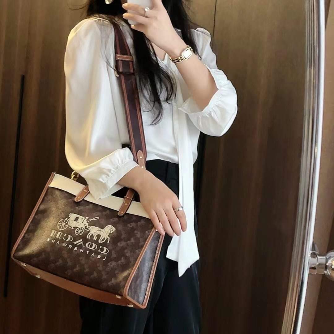 COACH FIELD TOTE 30 WITH HORSE AND CARRIAGE PRINTAND CARRIAGE BADGE 📣พร้อมส่งที่ไทย ใหม่ล่าสุด บอกเลยสีสวย สุดคลาสสิคมากๆ