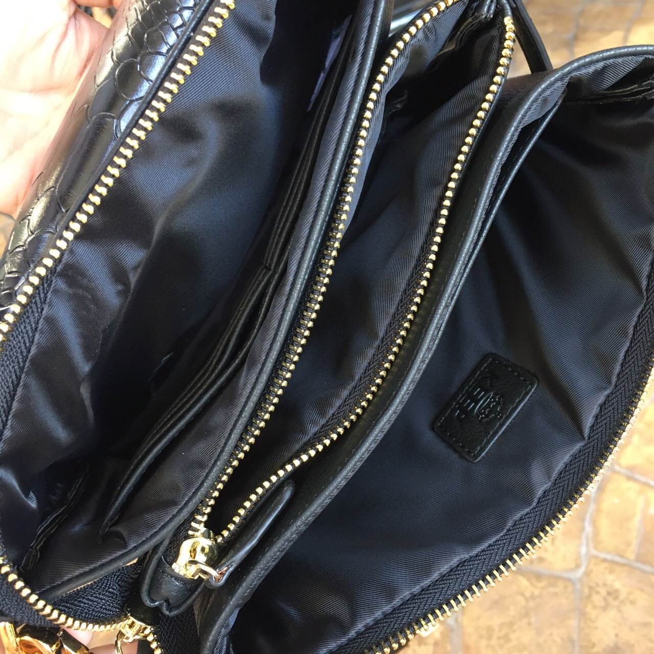 รุ่นขายดีที่สุด จนต้องทำ Size ใหม่เพิ่ม กระเป๋า สะพาย 3in1 ถือ/สะพายได้หลายแบบตามสไตล์ ใบนี้แนะนำเลยค่ะ ควรมีติดตู้ !! 😍กระเป๋า KEEP Doratry shoulder &clutch bag ตัวกระเป๋าผลิตจากหนังแกะเทียม ตัดกับ ลายงู ลายหนังชัดเจน สวย อะไหล่ทองเพิ่มความหรูให้