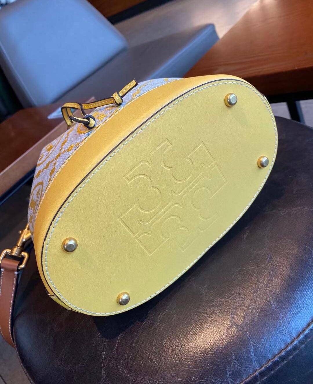 ของแท้ 💯% 】Tory Burch Monogram Jacquard Bucket Bag กระเป๋าถือหรือสะพายไหล่ วัสดุผ้า Canvas โลโก้ Jacquard ทรงถัง ตั้งอยู่ทรง