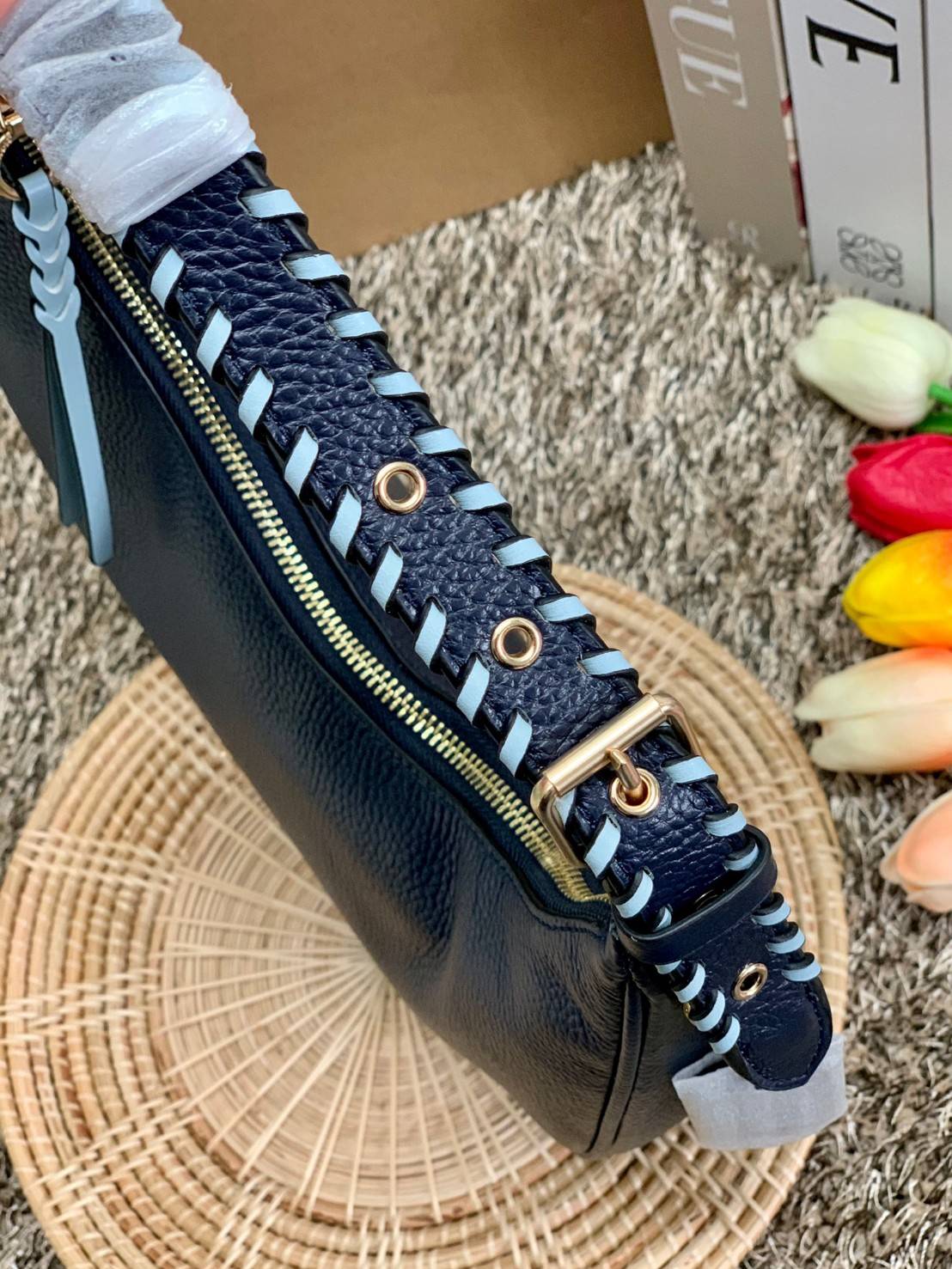 COACH BAILEY HOBO WITH WHIPSTITCH ((C4108//C1322)) พร้อมส่งที่ไทย!! สวยจริงไม่จกตาแน่นอนค่าา กระเป๋าทรงโค้ง ใช้แบบหิ้วหรือคล้องไหล่ก็ดูดี ใช้วัสดุหนังแท้ชั้นดี หนังสวยมากๆค่ะ ด้านหน้าใช้อะไหล่แบรนด์ตัวใหญ่ หรู ดูสะดุดตามีเดียว