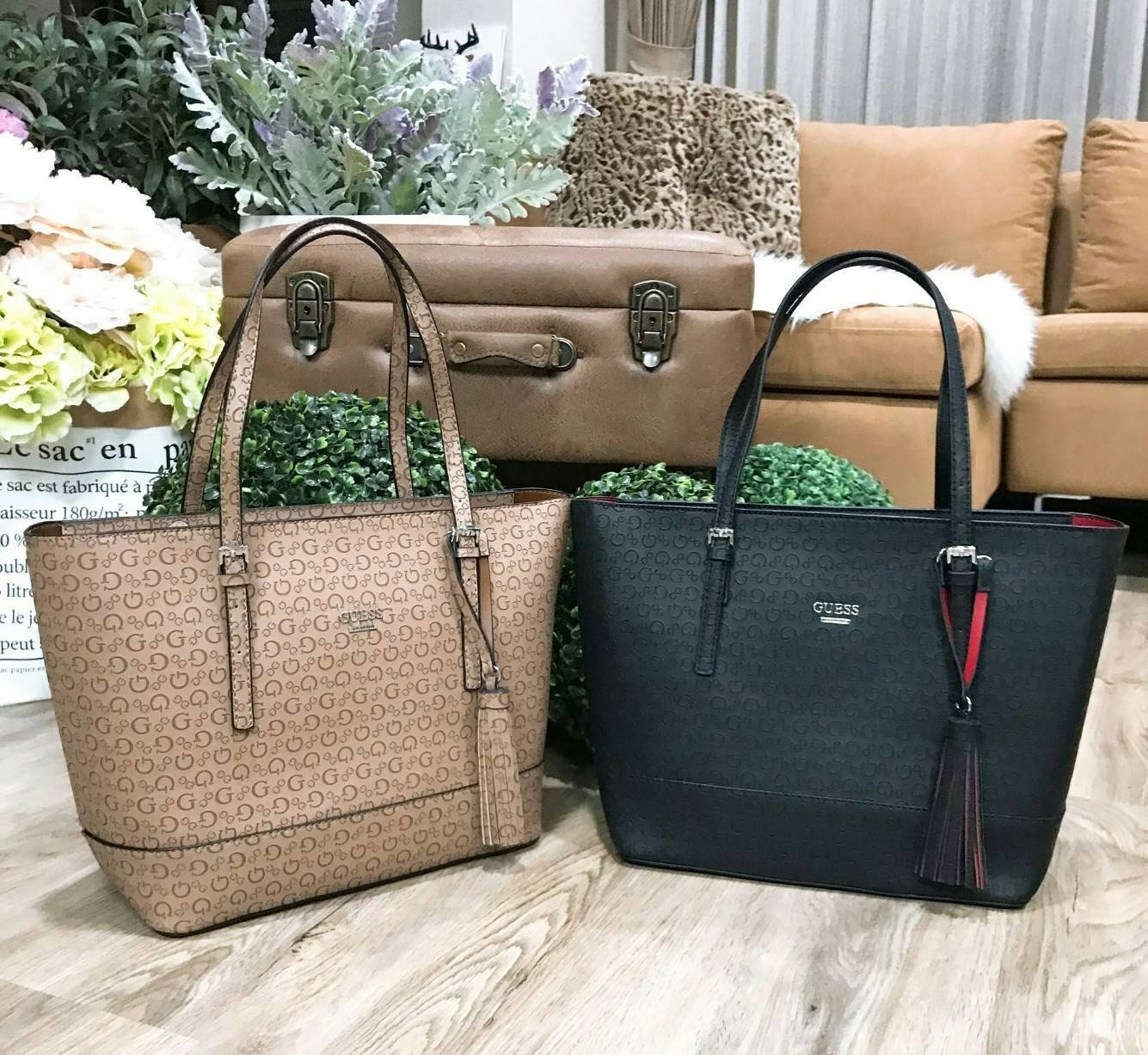 GUESS SINGNATURE SHOPPER BAG (SIZE L) กระเป๋าสะพายรุ่นใหม่ล่าสุดจาก GUESS FACTORY หนังสวยอยู่ทรงปั้มลาย Singnature Brand รอบใบ ด้านหน้าประดับโลโก้แบรนด์ ด้านหลังมีช่องใส่ของ หูหิ้วสะพายไหล่ได้สามารถเลื่อนปรับระดับได้ พร้อมประดับพู่หนังห้อยที่หูกระเป๋าดูมี