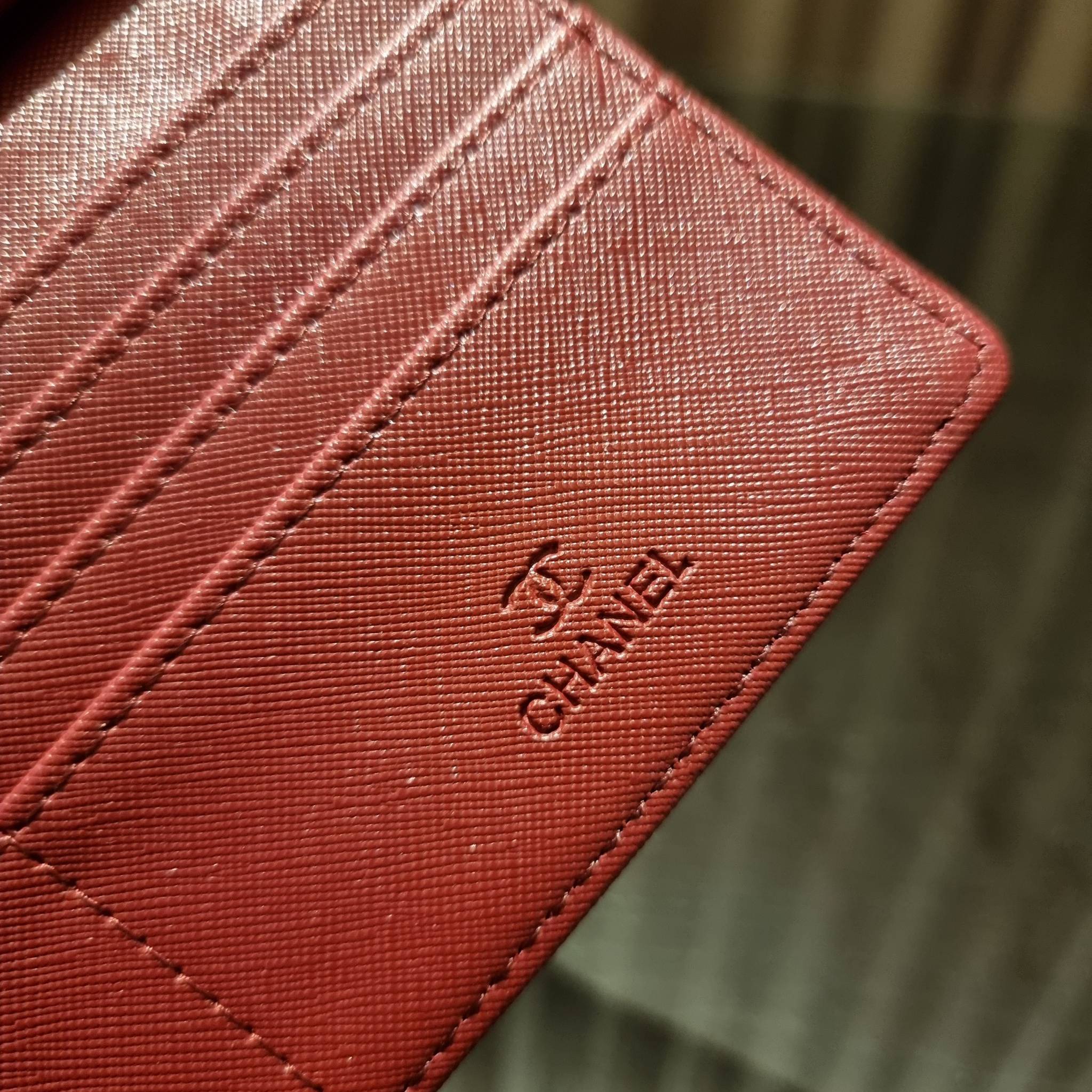 VIP 】กระเป๋าสตางค์ใบยาวรุ่นฝาพับที่ถามหากันมากที่สุด!! สวยรับทรัพย์จาก Chanel วัสดุหนังลายคาร์เวีย ลุคผู้ดีที่สุด เปิด-ปิดด้วยกระดุมแม่เหล็ก ภายในกระเป๋ามีช่องใส่บัตรได้เยอะ ใส่ธนบัตร ใส่เหรียญได้ มีช่องซิปแยกอีกหนึ่งช่อง ดีไซน์เรียบหรูดูคลาสสิค!! สาวๆห้า