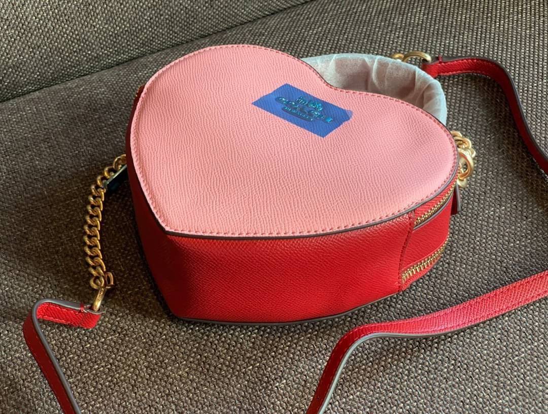 ต้อนรับวาเลนไทน์นี้ ❤️พร้อมส่งความรักหว๊านหว๊านค่ะ❤️ COACH HEART CROSSBODY BAG ((C5118//C5119)) 💥Limited edition หลงรักแน่นอน💋 พร้อมส่งที่ไทยก่อนใครวันนี้!