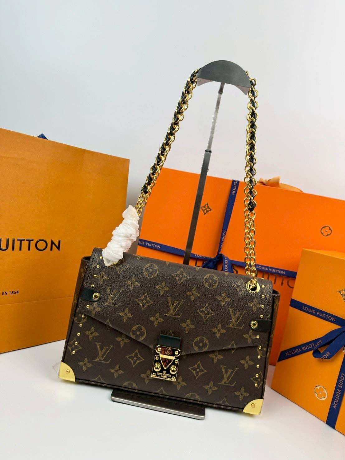 ORI หนังแท้ | LV Trunkie bag กระเป๋าสะพายรุ่นใหม่ ดีไซน์ร่วมสมัยโดดเด่นด้วยมุมโลหะ เฉลิมฉลองเอกลักษณ์ที่สืบทอดมาอย่างยาวนาน ผสานฟังก์ชันการใช้งานเข้ากับความหรูหรา Monogram แคนวาสตกแต่งหมุดสีทอง
