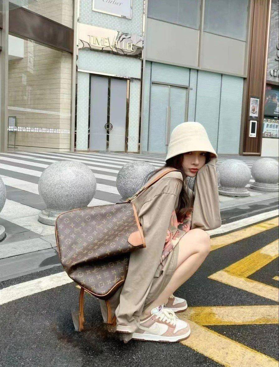 Louis Vuitton Monogram Delight Canvas กระเป๋าสะพายข้างทรงสูงใบใหญ่หนังแกะสังเคราะห์ หูหิ้วปั้มโลโก้ ด้านในมี1ช่องซิป 1ช่องใส่ของจุกจิ๊ก อะไหล่ทองหรูหรา มีสายยาว ถอดสายได้ ปรับระดับได้ จุของได้เยอะ หรูหรา สวยงาม เหมาะกับทุกโอกาศ ต้องมีติดตู้ห้ามพลาดเลยค่า