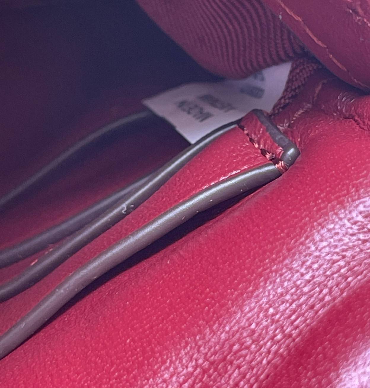 ของแท้ 💯% 】Tory Burch Kira Chevron Chain Wallet Bag เน้นความเรียบหรูดูแพง ต้องยกให้รุ่นนี้ ซึ่งมีขนาดกะทัดรัด ให้ลุคสาวมั่น Active ดูทะมัดทะแมง เหมาะสะพายในวันลำลอง และด้วยความที่เป็นแบรนด์ของทอรี่