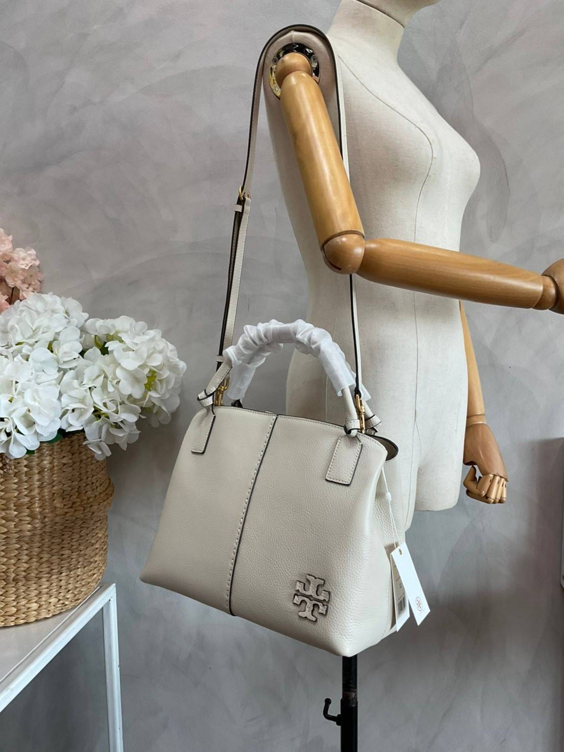 TORY BURCH Mcgraw Satchel Tote Bag (Size L) กระเป๋าถือ/สะพาย Crossbody วัสดุหนังลูกวัวแท้ 100% ด้านหน้าประดับโลโก้หนัง ตัดเป็นรูปตัว T สัญลักษณ์แบรนด์ ตัวกระเป๋าเดินด้ายเล่นลายเพิ่มลูกเล่น เพื่อความเก๋!!