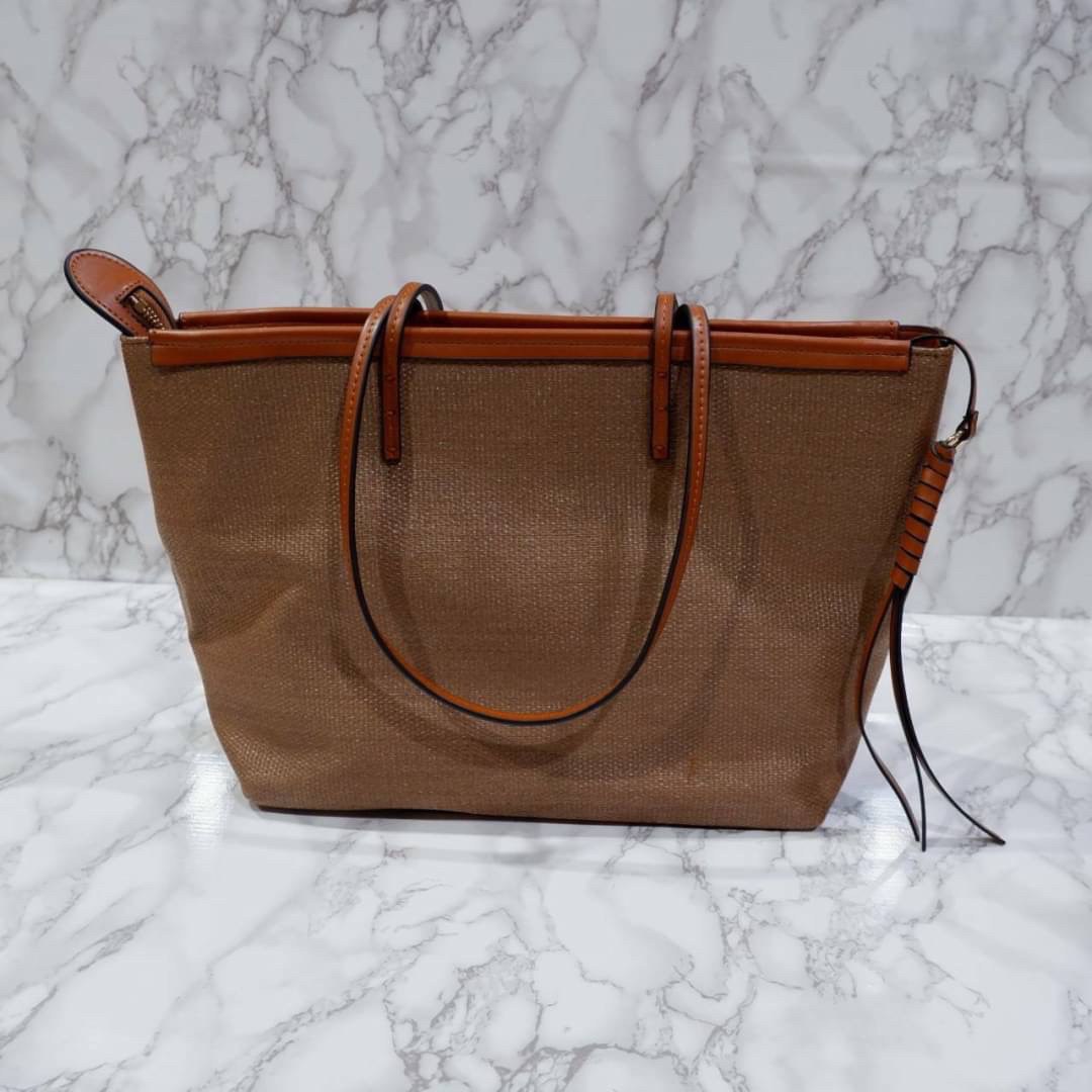 Charles & Keith Textured Tote Bag Original กระเป๋าสาน ทรงช้อปปิ้ง รุ่นนี้จัดว่าสวยหรู ด้านในกว้างมาก