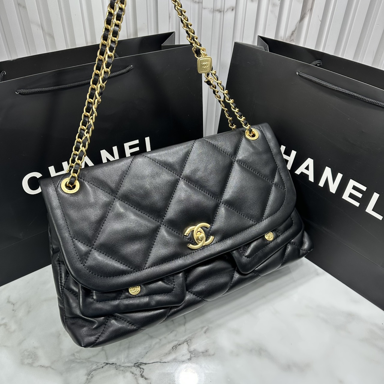 ORI หนังแท้ | Chanel Shopping Flap Bag Shiny Leather Black / Chanel Tote Bag 37cm กระเป๋าสะพายทรงโท้ทใบใหญ่ ภายในโล่งกว้างจุของได้เยอะ คอลเลคชั่นฤดูใบไม้ร่วง-ฤดูหนาว 2025/26 ถ่ายทอดเสน่ห์เย้ายวนเหนือกาลเวลา