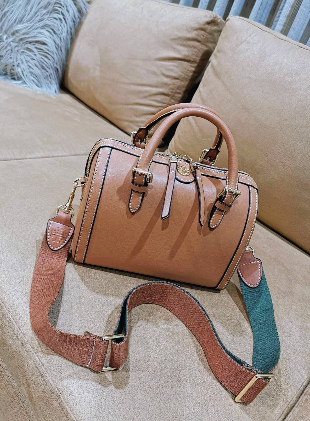 TORY BURCH FACTORY BOSTON BAG กระเป๋าถือหรือสะพายรุ่นใหม่ล่าสุดจาก TORY BURCH FACTORY วัสดุ Calf Skin หนังเรียบสวยอยู่ทรงดีไซน์โดดเด่นทรง Boston เปิดปิดด้วยซิปสะดวกใช้ขนาดกำลังดีใส่กระเป๋าสตางค์ยาว มือถือของใช้ได้เยอะ หูหิ้วจับถนัดมือสายสะพายยาวถอดปรับได้