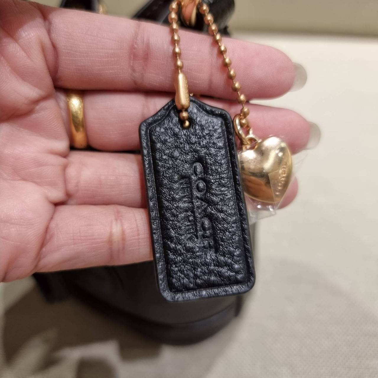 COACH C5121 DEMPSEY DRAWSTRING BUCKET BAG 15 WITH COACH PATCH น้องคนสวยมาใหม่จ้า ละมุนคุณหนูต้องมาอีกแล้วแหละ กระเป๋าทรงถังไซส์มินิ ใช้งานง่ายด้วยการรูดหนังปิดรอบปากกระเป๋า ทุกอย่างลงตัวที่สุด!! มาพร้อมตัวห้อยรูปหัวใจสีทองกุ๊กกิ๊ก น่ารักมากๆ มีหูหิ้วในตัว